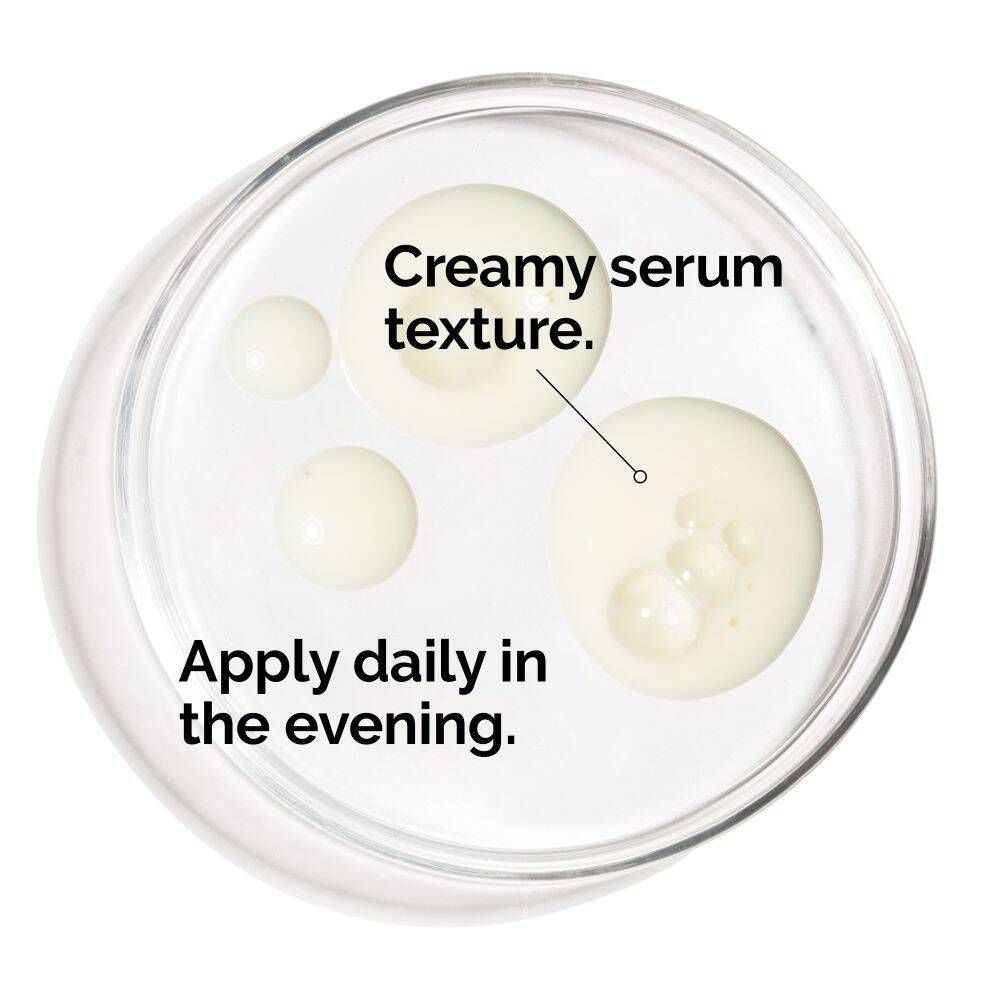 Gouttes de liquide sur une plaque de verre. Texte : Texture de sérum crémeuse. Appliquer quotidiennement le soir.