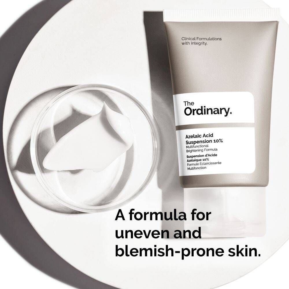 Produit et crème sur une surface. Texte: 'A formula for uneven and blemish-prone skin'.