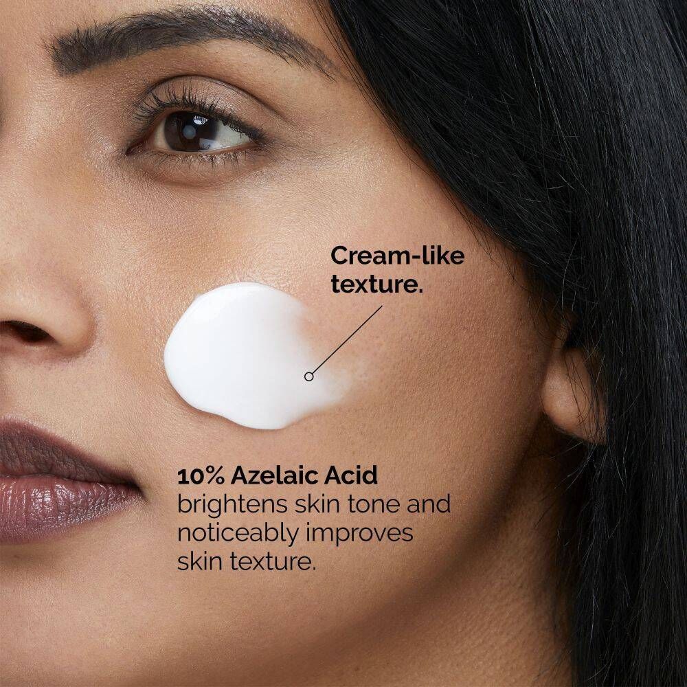 Visage avec crème. Texte: '10% Azelaic Acid' améliore le teint et la texture de la peau.