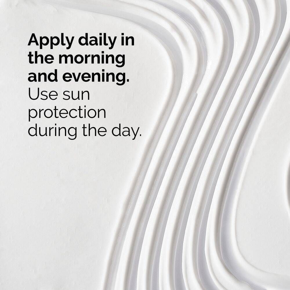 Texte: 'Apply daily in the morning and evening. Use sun protection during the day.'
