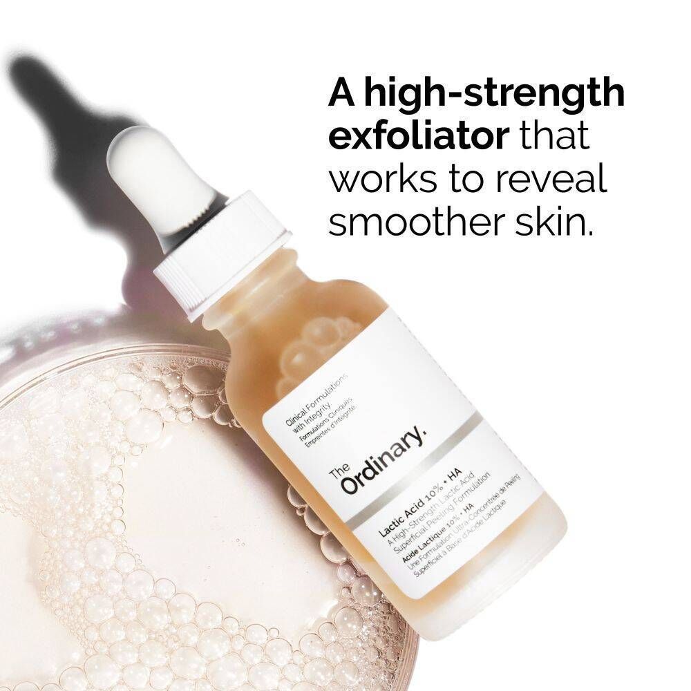 Flacon en verre avec pipette, liquide et texte. Texte : A high-strength exfoliator that works to reveal smoother skin.