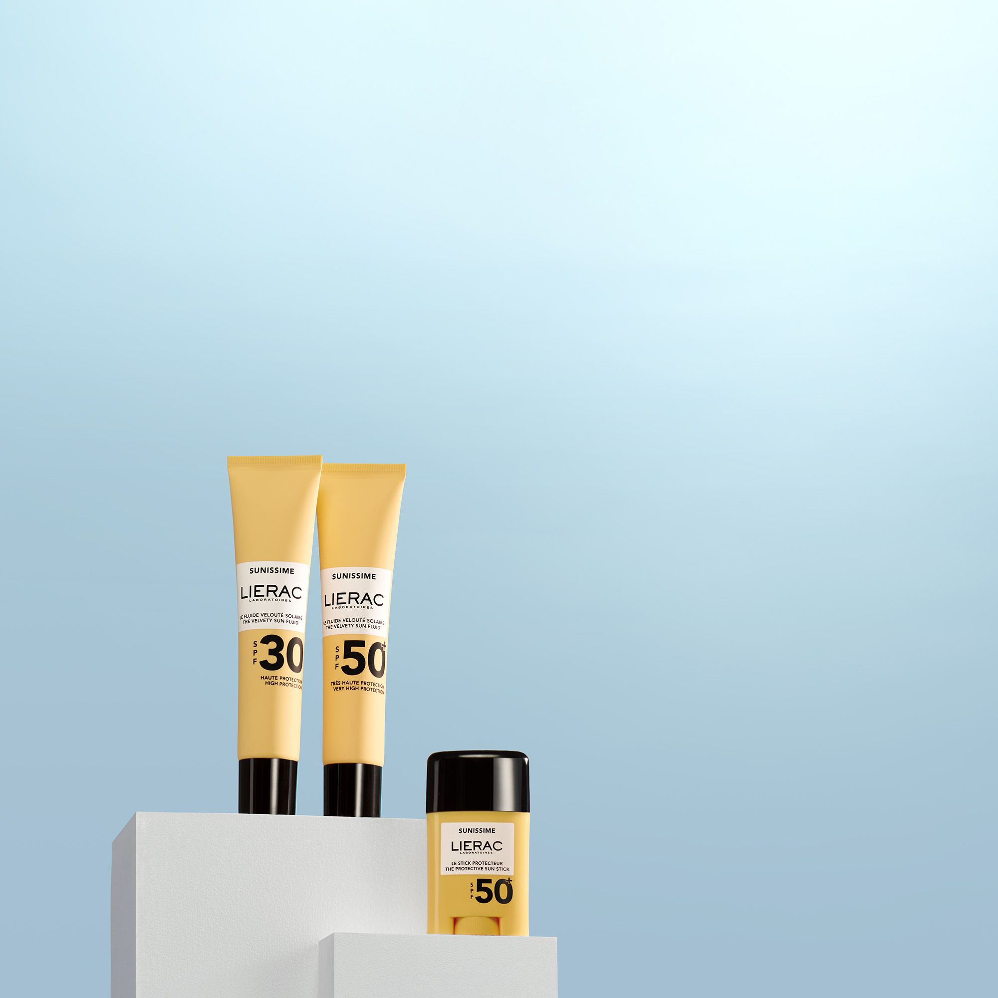 Trois produits solaires. Deux tubes et un stick. Inscriptions: Lierac, SPF 30 et 50.
