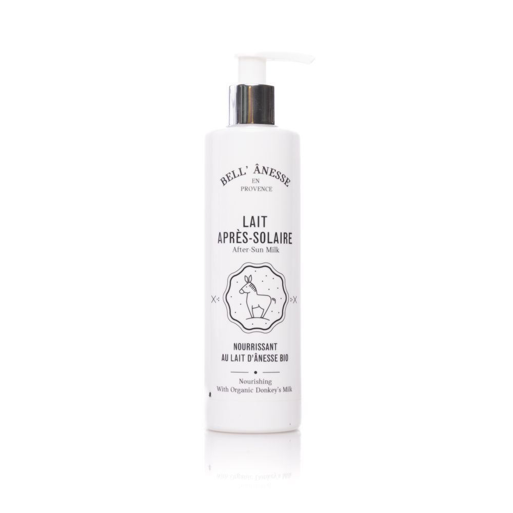 Weiße Flasche mit Pumpe. Aufschrift: Lait Après-Solaire, Nourrissant au Lait d'ânesse Bio. Logo mit Esel.