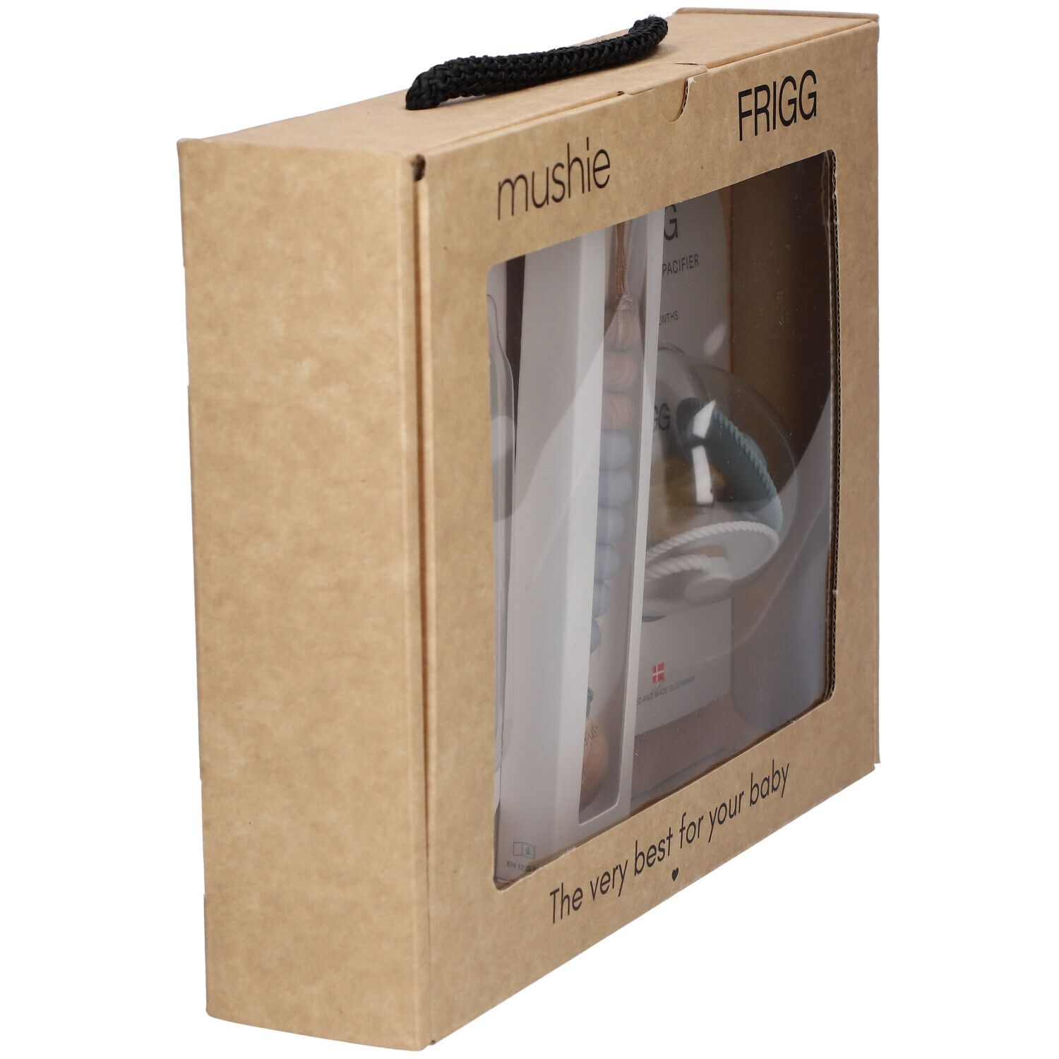 Geschenkbox für Babys, braun. Enthält Babyartikel, sichtbar durch ein transparentes Fenster. Schwarzer Griff oben.