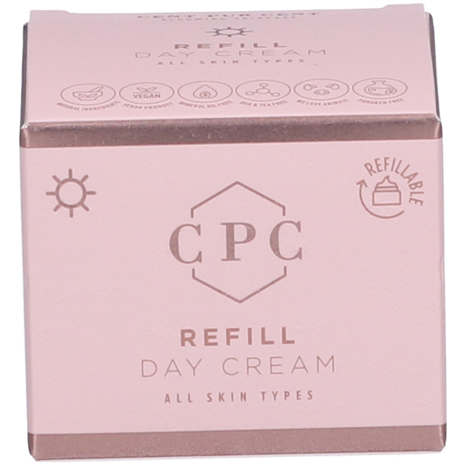 Rosa Verpackung mit Text: CPC, Refill Day Cream, All Skin Types. Refill-Symbol. Sonnen-Symbol. Vegan-Symbol.