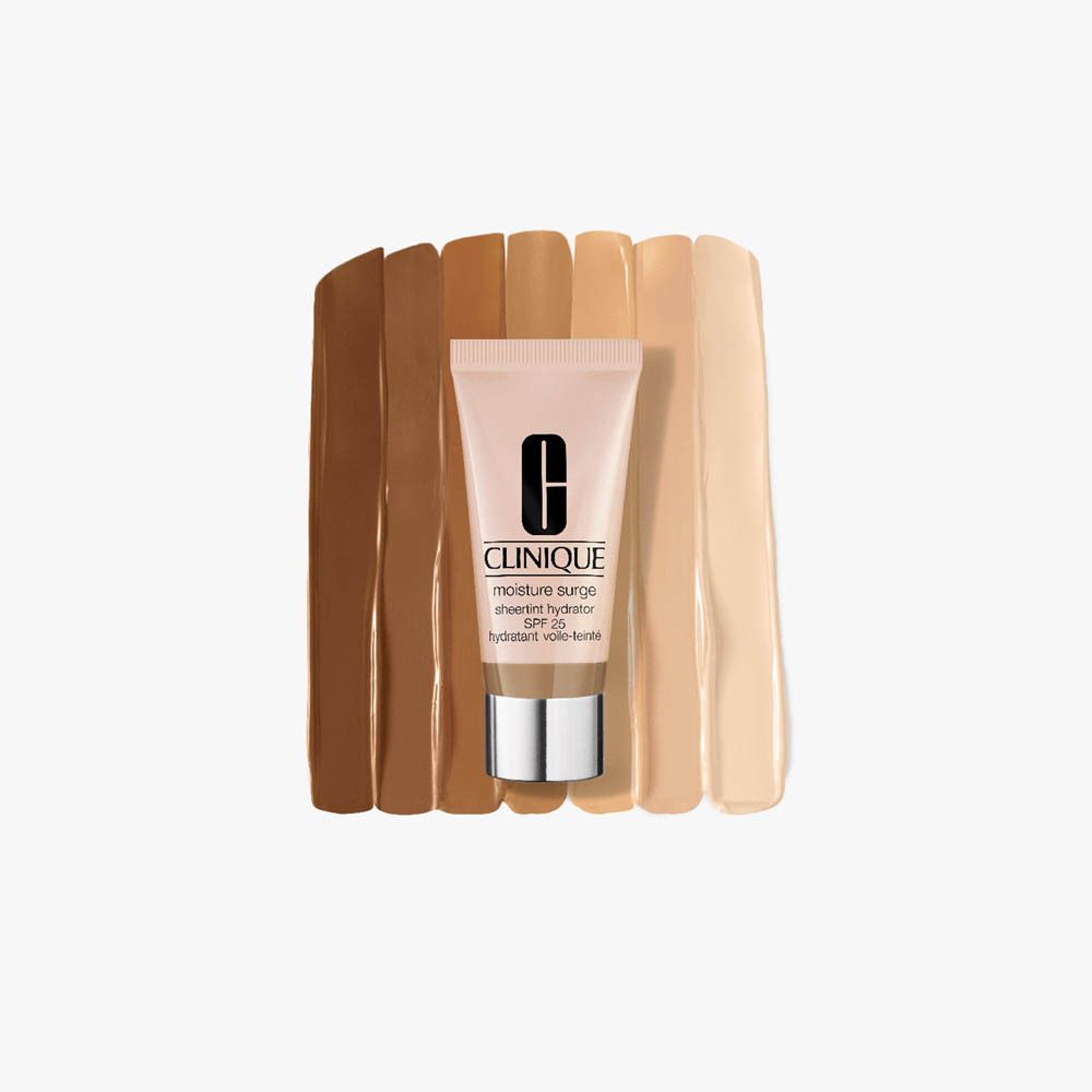 Clinique Moisture Surge SPF 25 Foundation in einer Tube mit verschiedenen Hauttönen als Swatches.