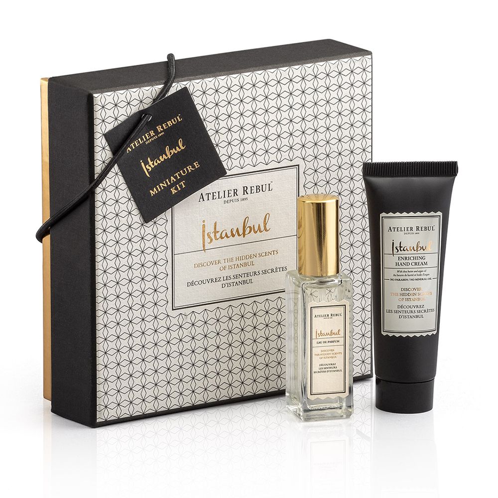 Geschenkset mit Flakon, Handcreme und Verpackung. Flakon mit goldfarbenem Verschluss. Schwarze Tube mit weißer Schrift.