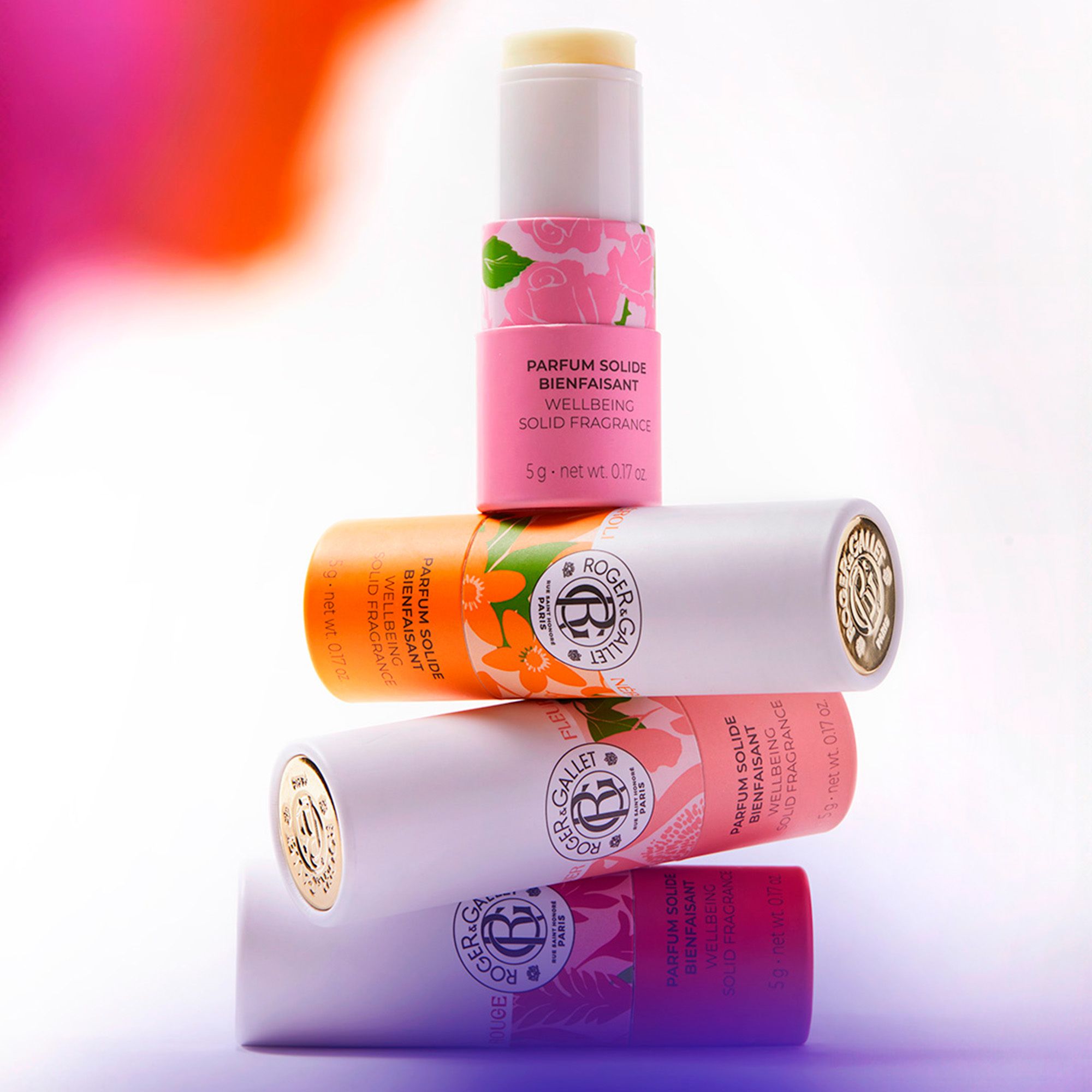 Pile de produits. Logo et texte: Roger&Gallet, Parfum Solide, Wellbeing Solid Fragrance. Différents emballages.