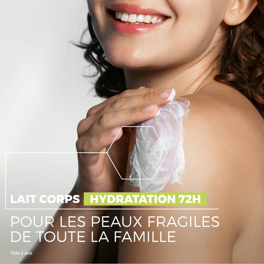 Femme appliquant de la crème sur l'épaule. Texte: +127% d'hydratation dès la 1ère application.