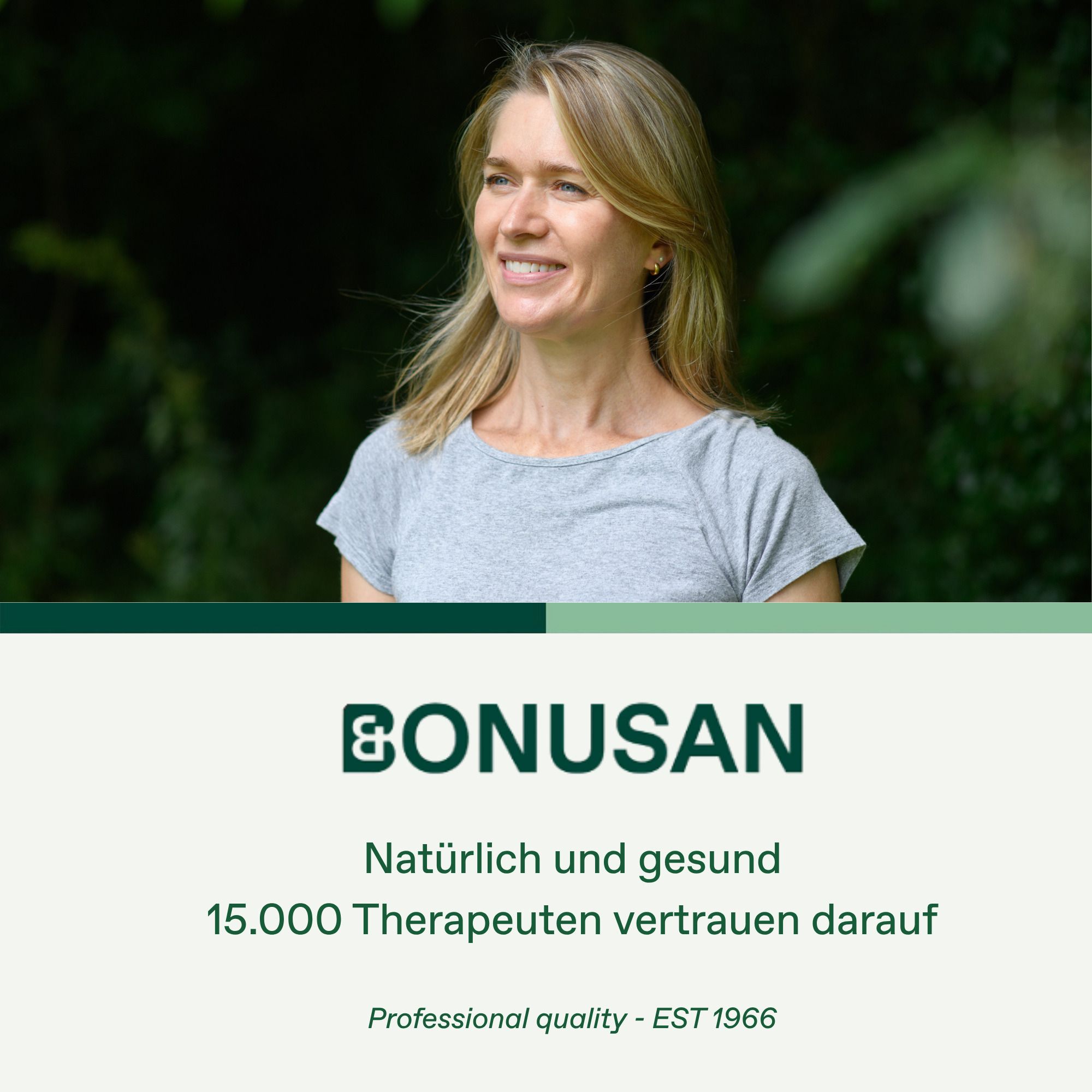 Lächelnde Frau im Freien. Bonusan: Natürlich und gesund. 15.000 Therapeuten vertrauen darauf.