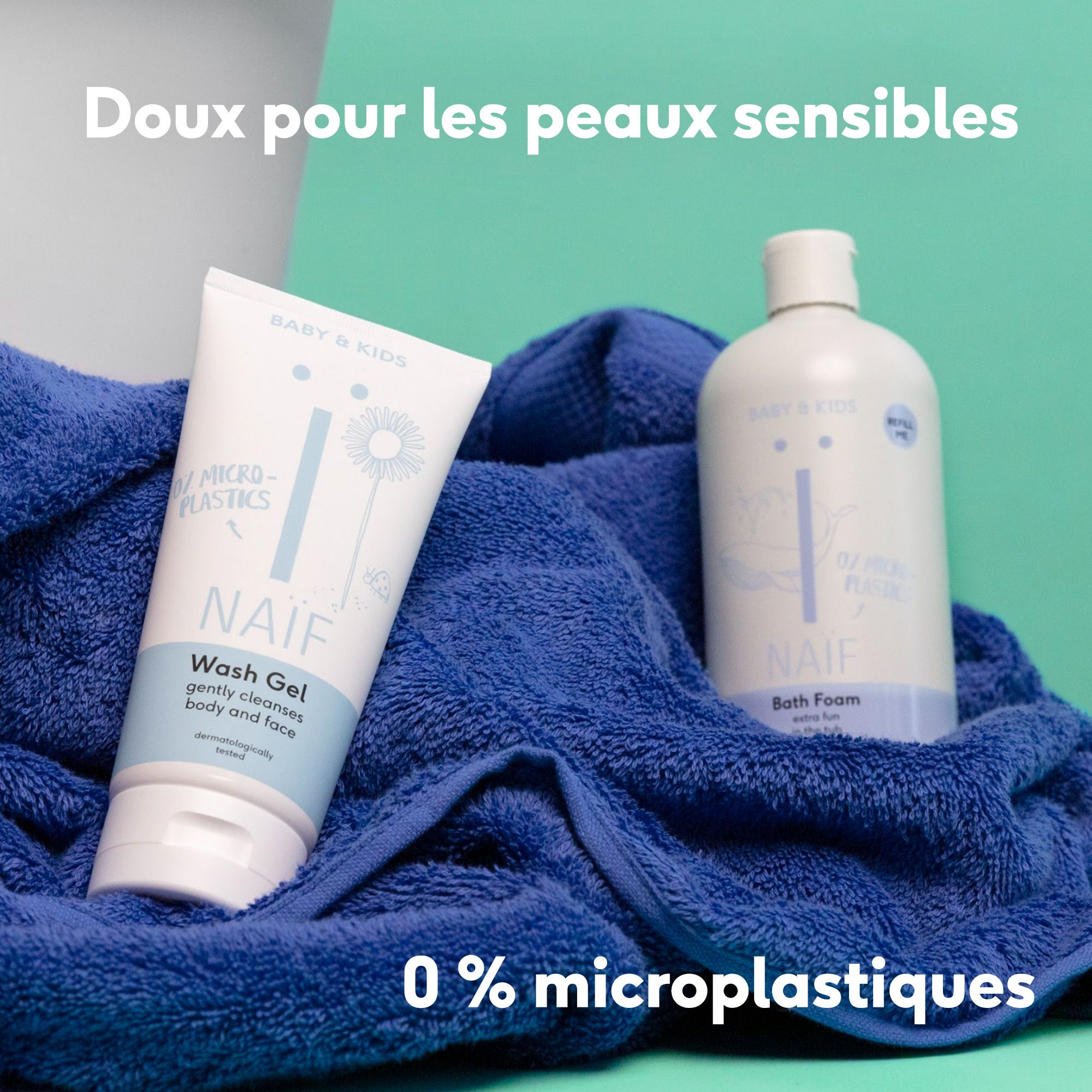 Deux produits sur une serviette bleue. Texte : Doux pour les peaux sensibles. 0% microplastiques.