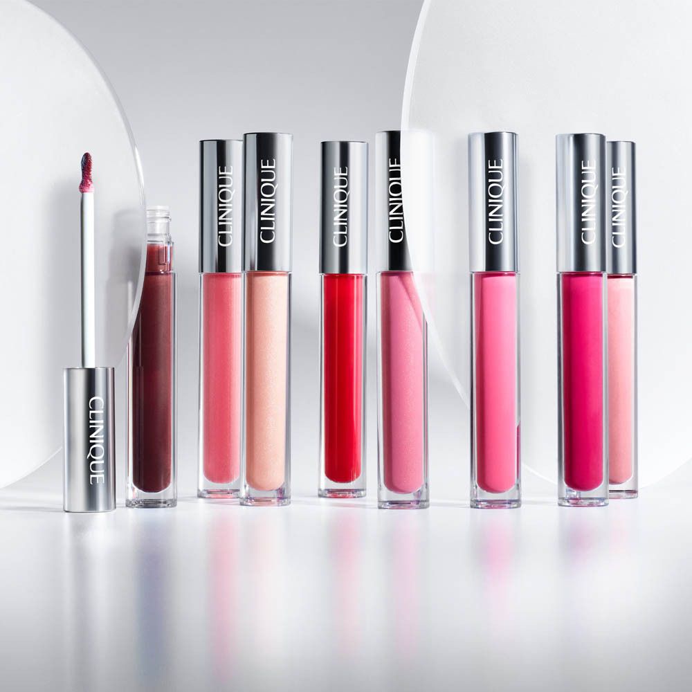 Mehrere Clinique Lippenstifte in verschiedenen Rosatönen, Rottönen und einem dunklen Beerenton.