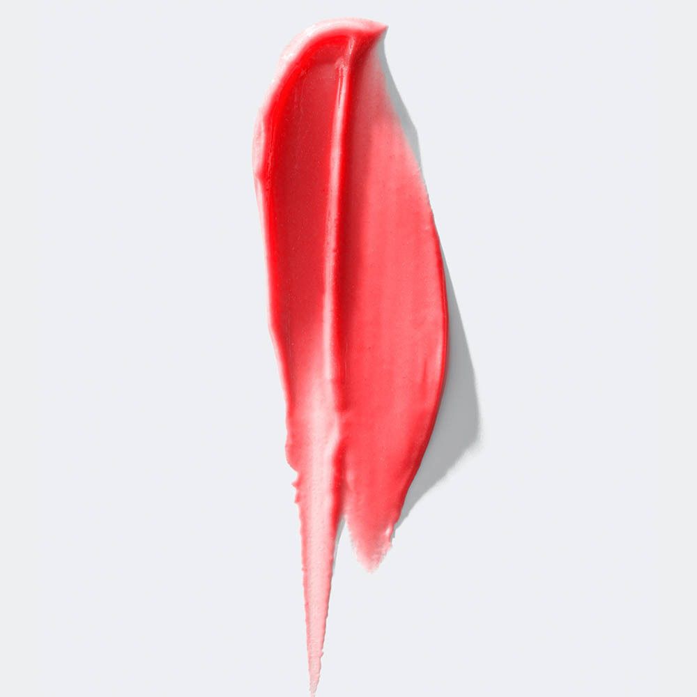 Roter Lippenstift-Abstrich auf weißem Hintergrund.