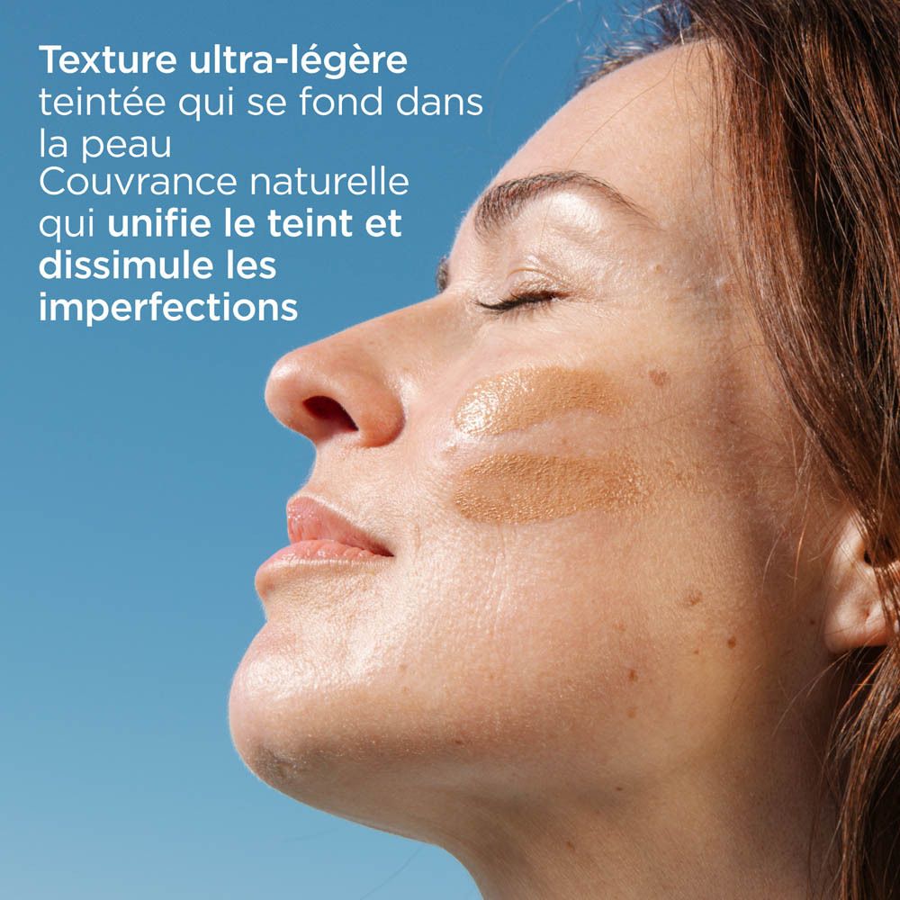 Femme avec produit appliqué. Inscription: ISDIN Fotoprotector Fusion Water Magic Repair Color SPF50.