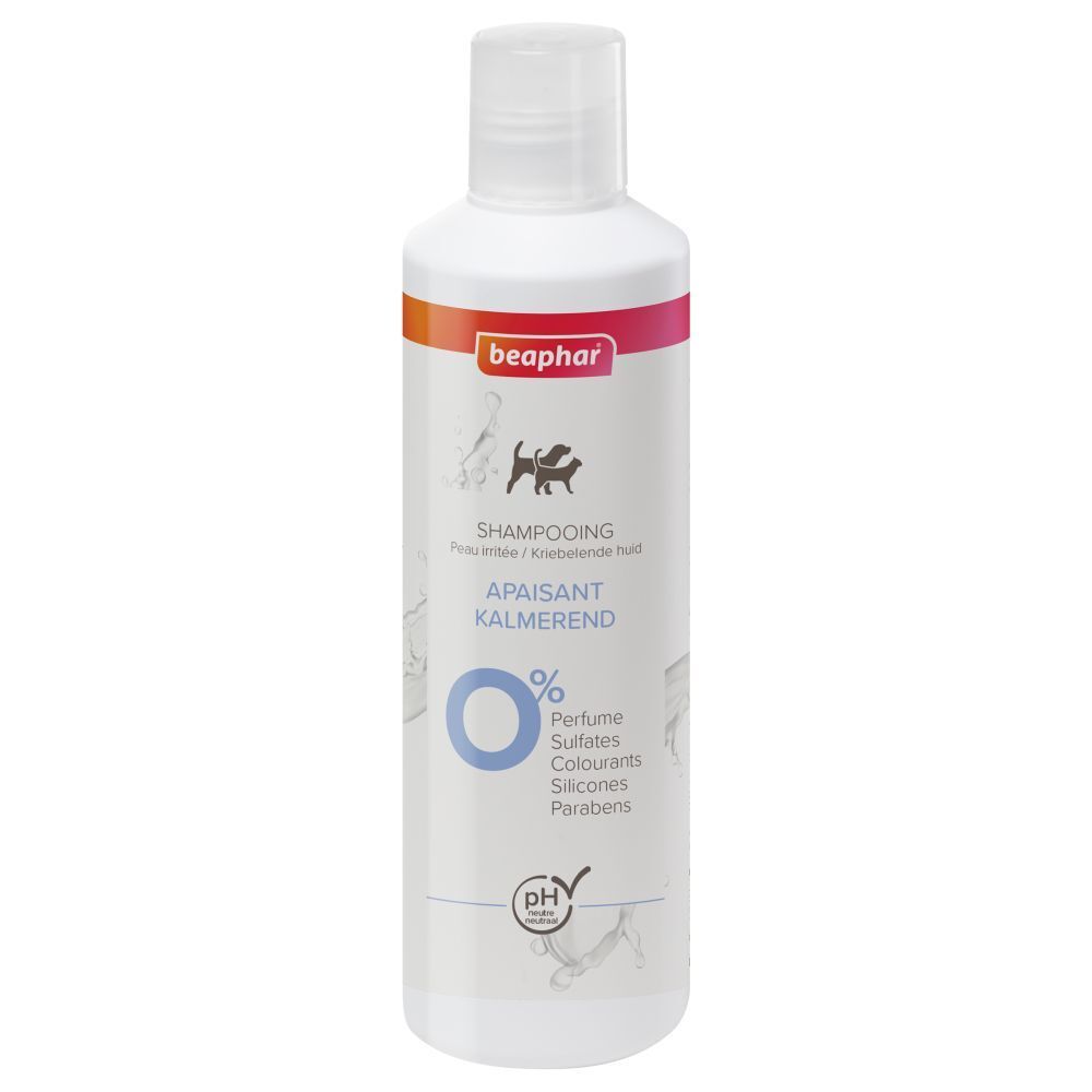 Beaphar Shampooing Apaisant. Weiße Flasche mit weißem Deckel. Orange-roter Streifen. Text und Logo.