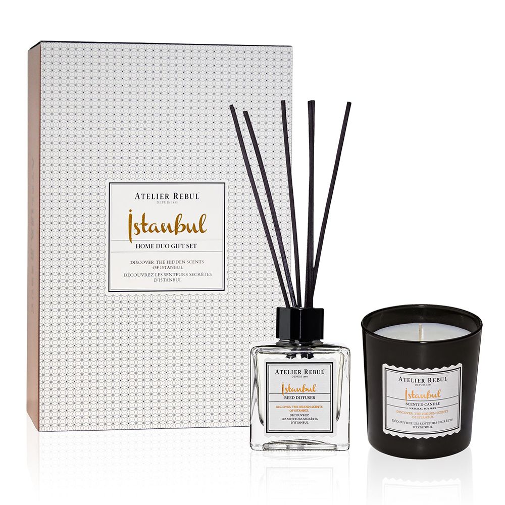 Coffret cadeau avec bâtonnets parfumés, bougie et emballage. Bâtonnets noirs, bougie en verre noir. Marque : ATELIER REBUL.