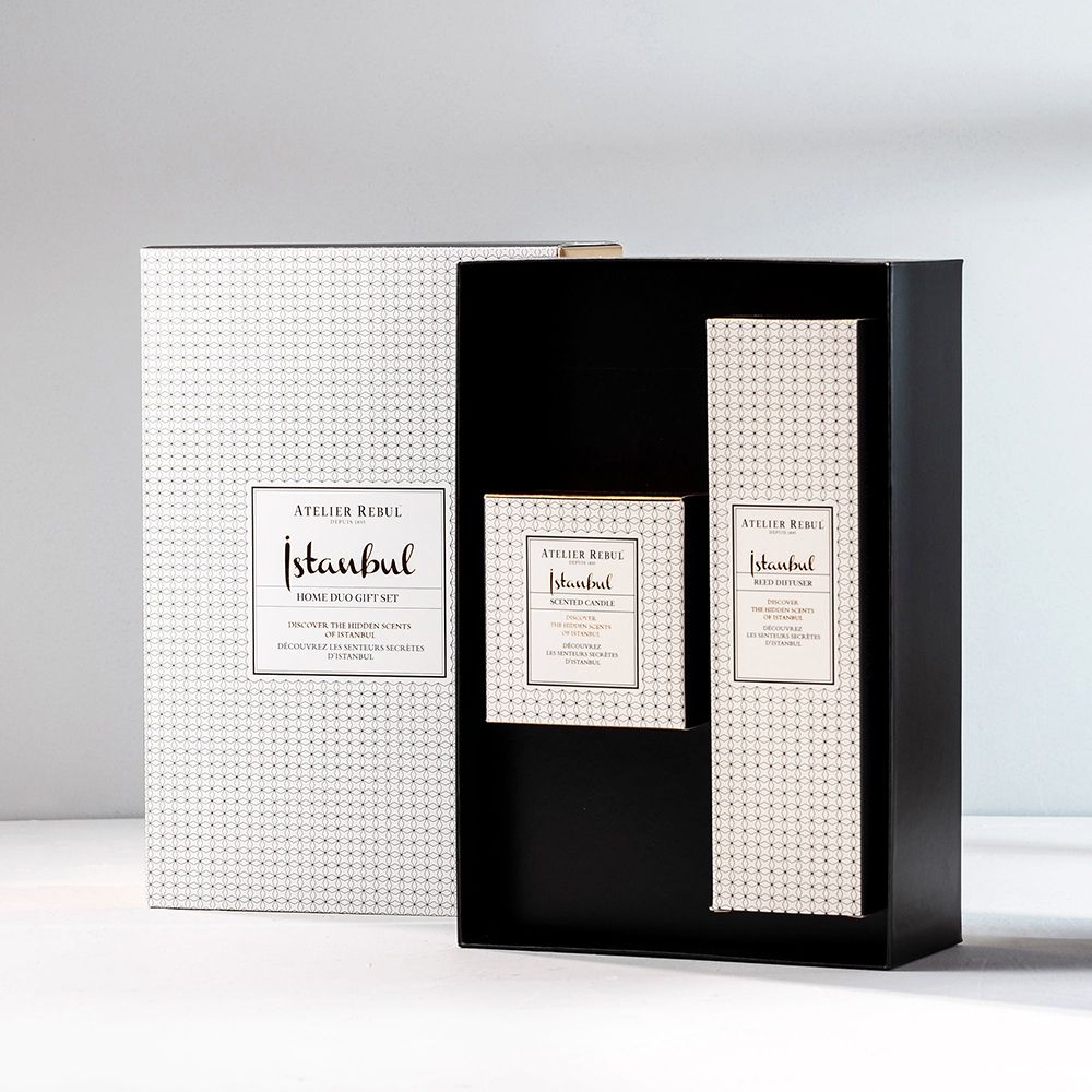 Coffret cadeau avec emballage. Contient des bâtonnets parfumés et une bougie. Marque : ATELIER REBUL. Nom du produit : Istanbul. Emballage noir et blanc.