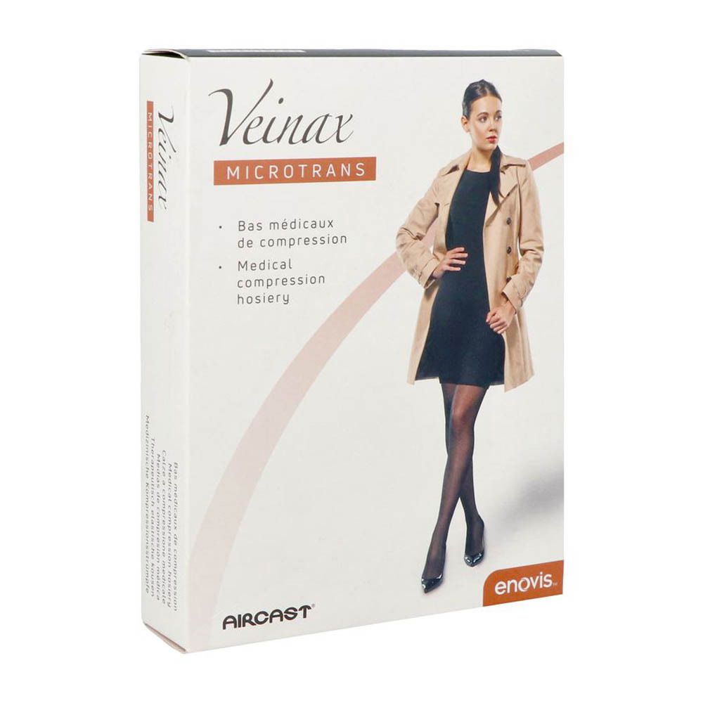 Boîte de bas de compression. Femme portant des bas sous un manteau. Marque Veinax Microtrans, Aircast, Enovis.
