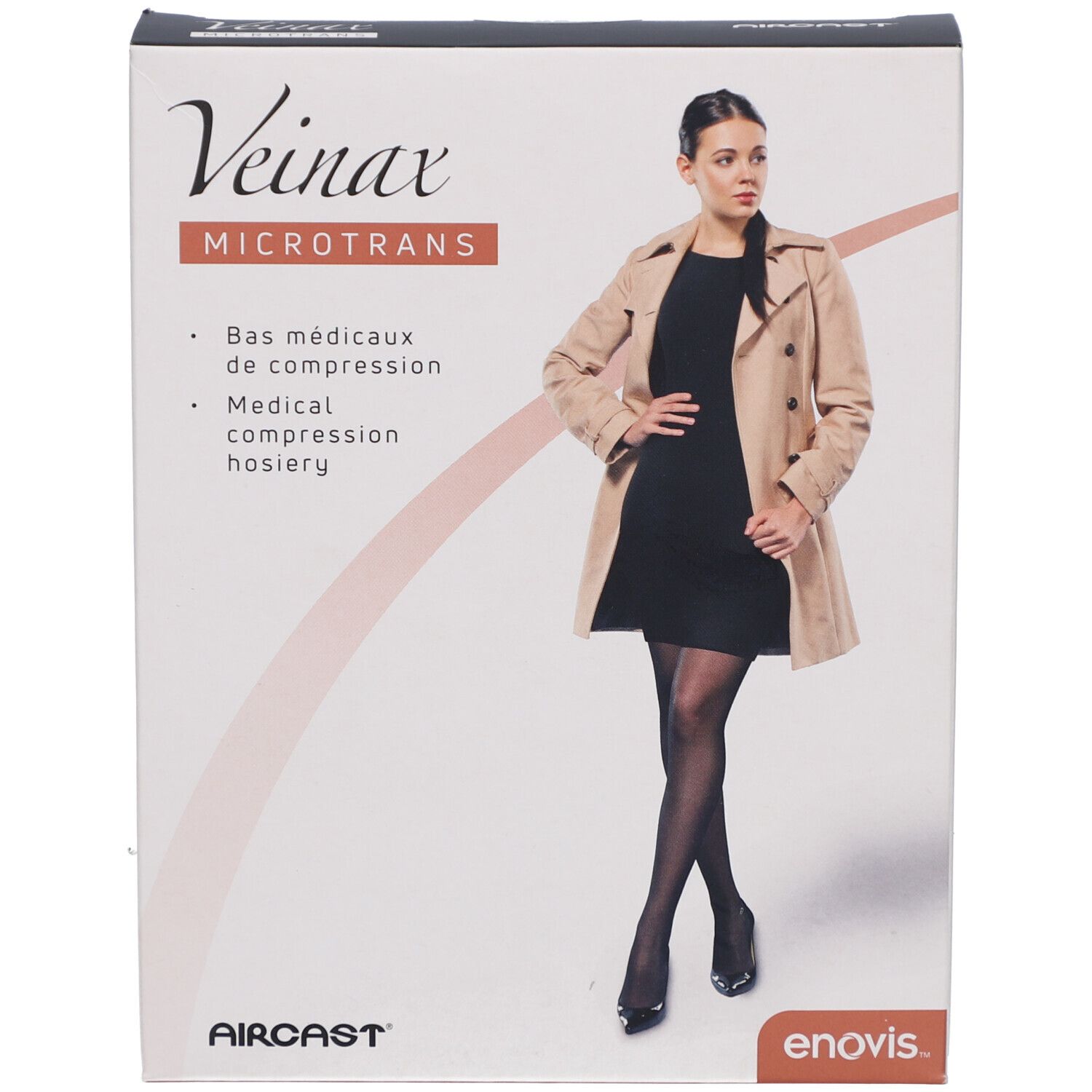 Verpackung mit Kompressionsstrümpfen. Frau trägt Strümpfe unter Mantel. Marke Veinax Microtrans, Aircast, Enovis.