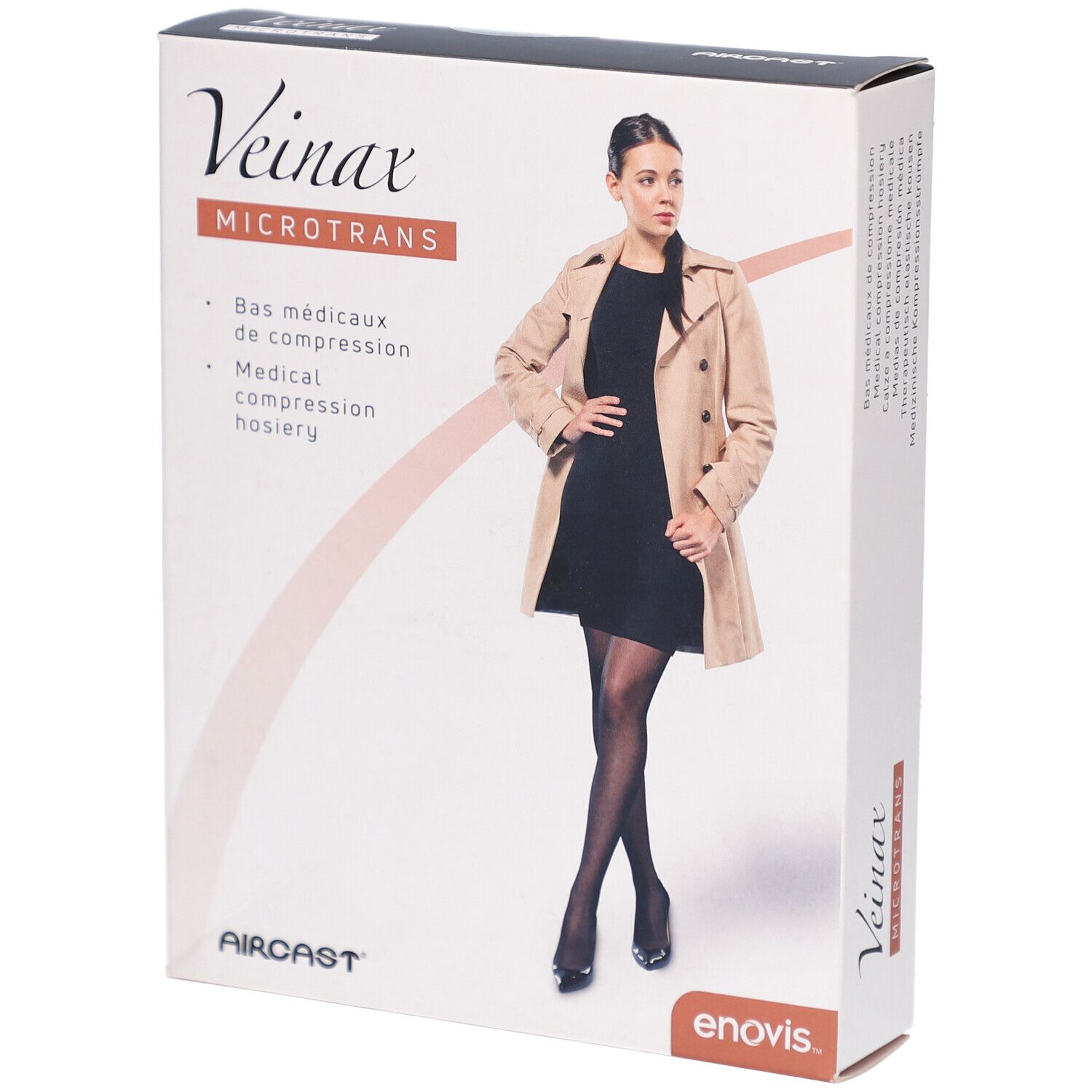 Verpackung mit medizinischen Kompressionsstrümpfen. Marke Veinax Microtrans, enovis. Frau trägt Strümpfe und Mantel.