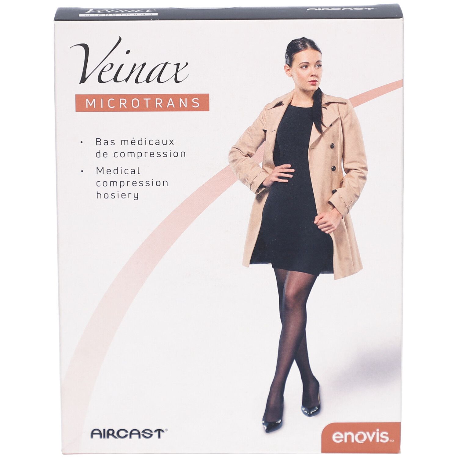 Verpackung mit medizinischen Kompressionsstrümpfen Veinax Microtrans. Frau trägt Strümpfe und Mantel. enovis Logo.