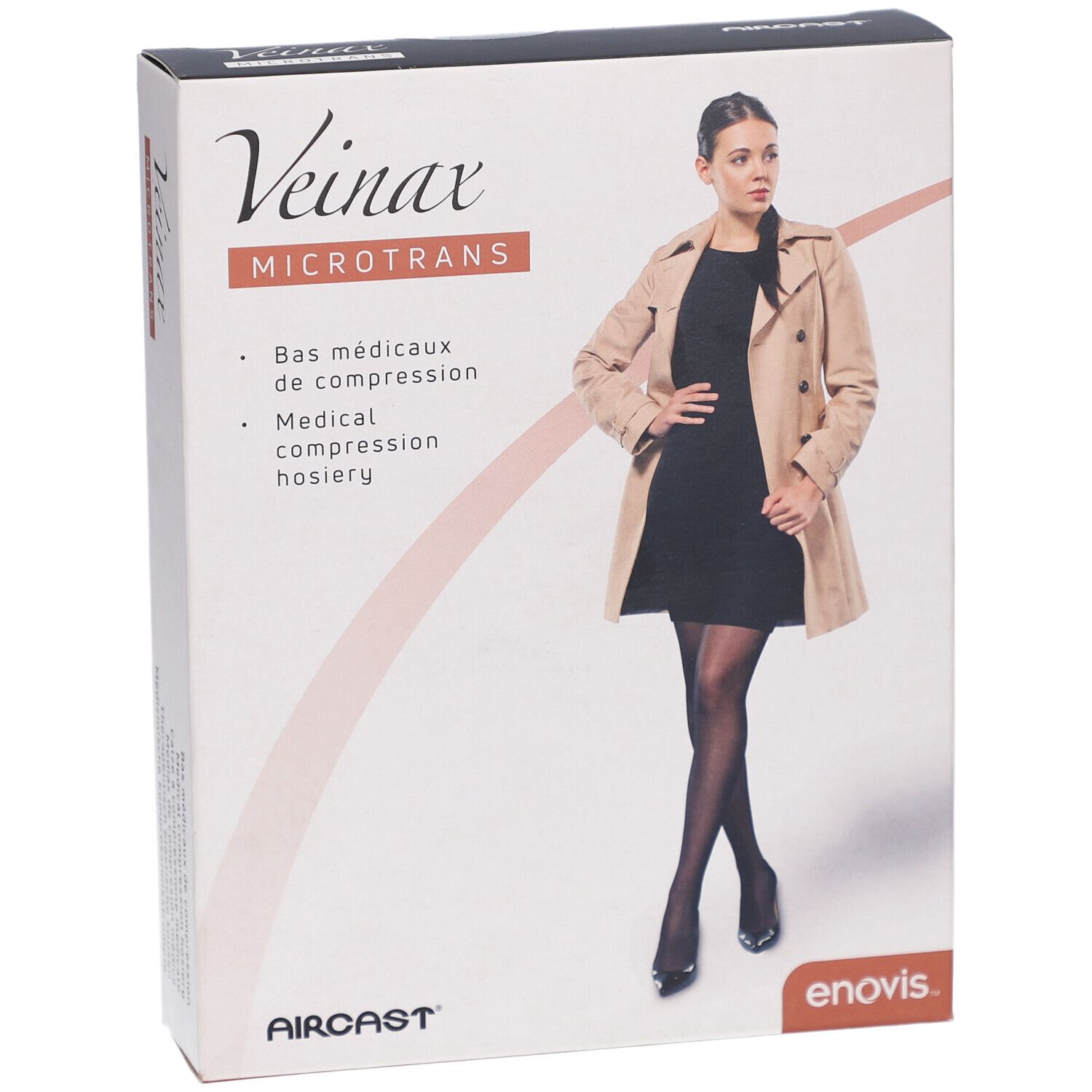 Verpackung mit medizinischen Kompressionsstrümpfen Veinax Microtrans. Frau trägt Strümpfe und Mantel. enovis Logo.
