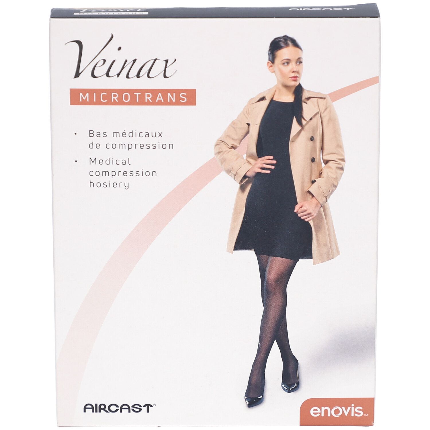 Veinax Microtrans Kompressionskniestrümpfe-Verpackung. Frau trägt schwarze Strümpfe. Markenname, Produktbezeichnung und Logo sichtbar.