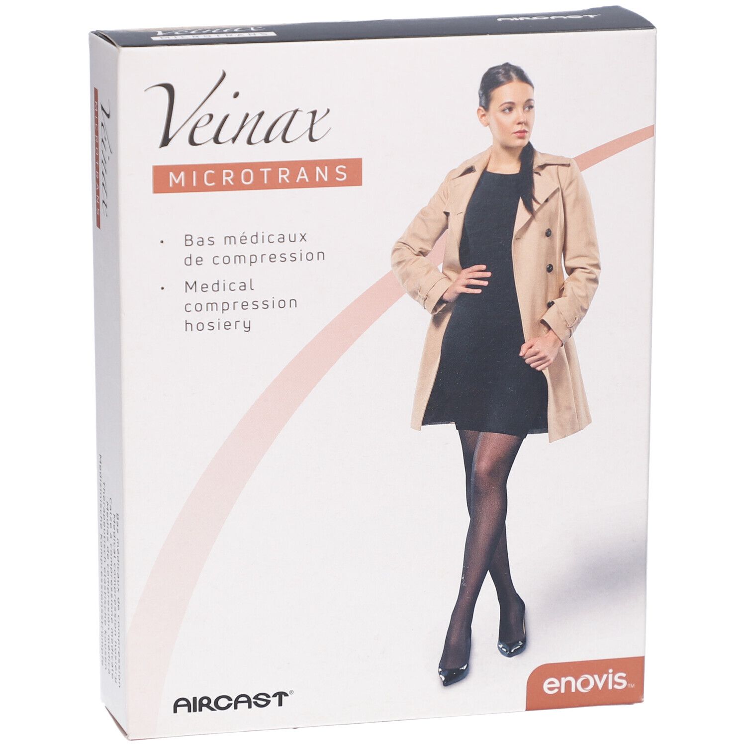 Veinax Microtrans Kompressionskniestrümpfe-Verpackung. Frau trägt schwarze Strümpfe. Markenname, Produktbezeichnung und Logo sichtbar.