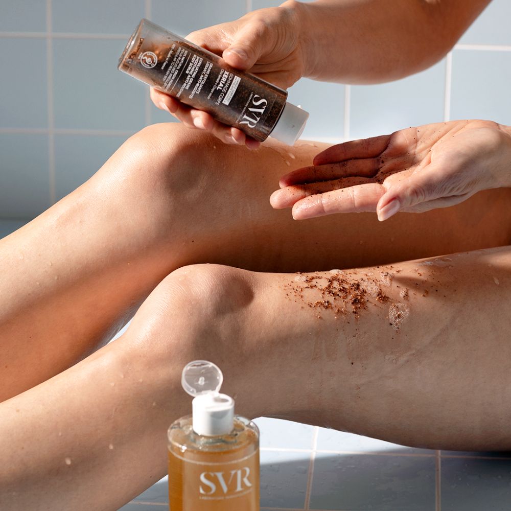 Jambes avec gommage. Flacon avec inscription SVR, Gommage Corps Xerial. Gommage appliqué.