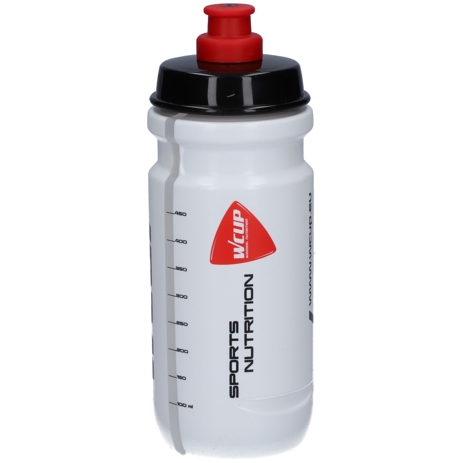 Weiße Trinkflasche mit schwarzem Deckel und rotem Verschluss. Aufschrift: WCUP, SPORTS NUTRITION. Skala.