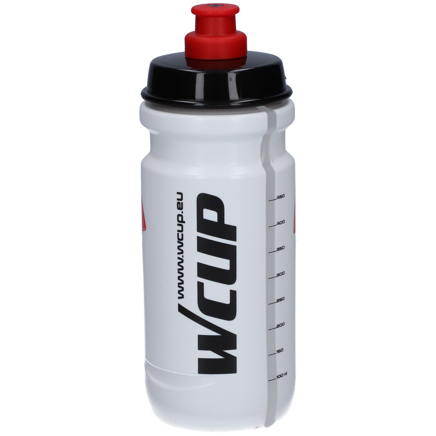 Weiße Trinkflasche mit schwarzem Deckel und rotem Verschluss. Aufschrift: WCUP. Skala.