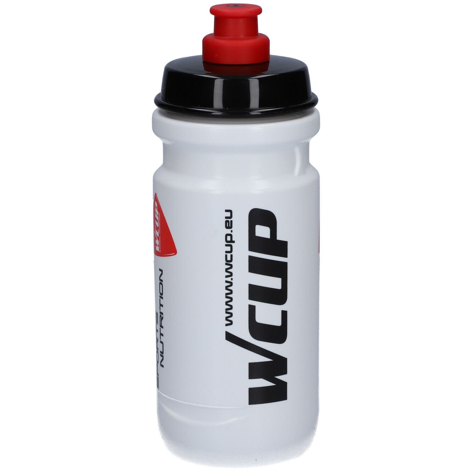 Weiße Trinkflasche mit schwarzem Deckel und rotem Verschluss. Aufschrift: WCUP, SPORTS NUTRITION. www.wcup.eu.