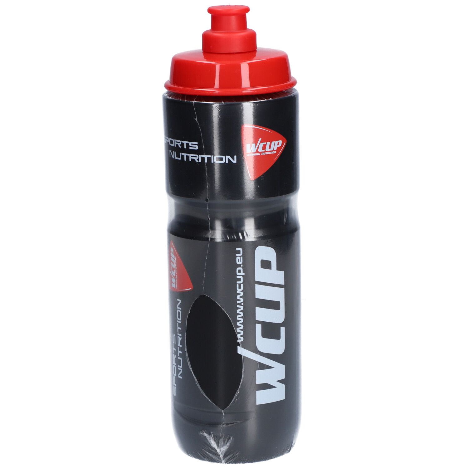 Bouteille d'eau noire avec bouchon rouge. Inscription : WCUP, SPORTS NUTRITION. Emballée dans du film plastique.