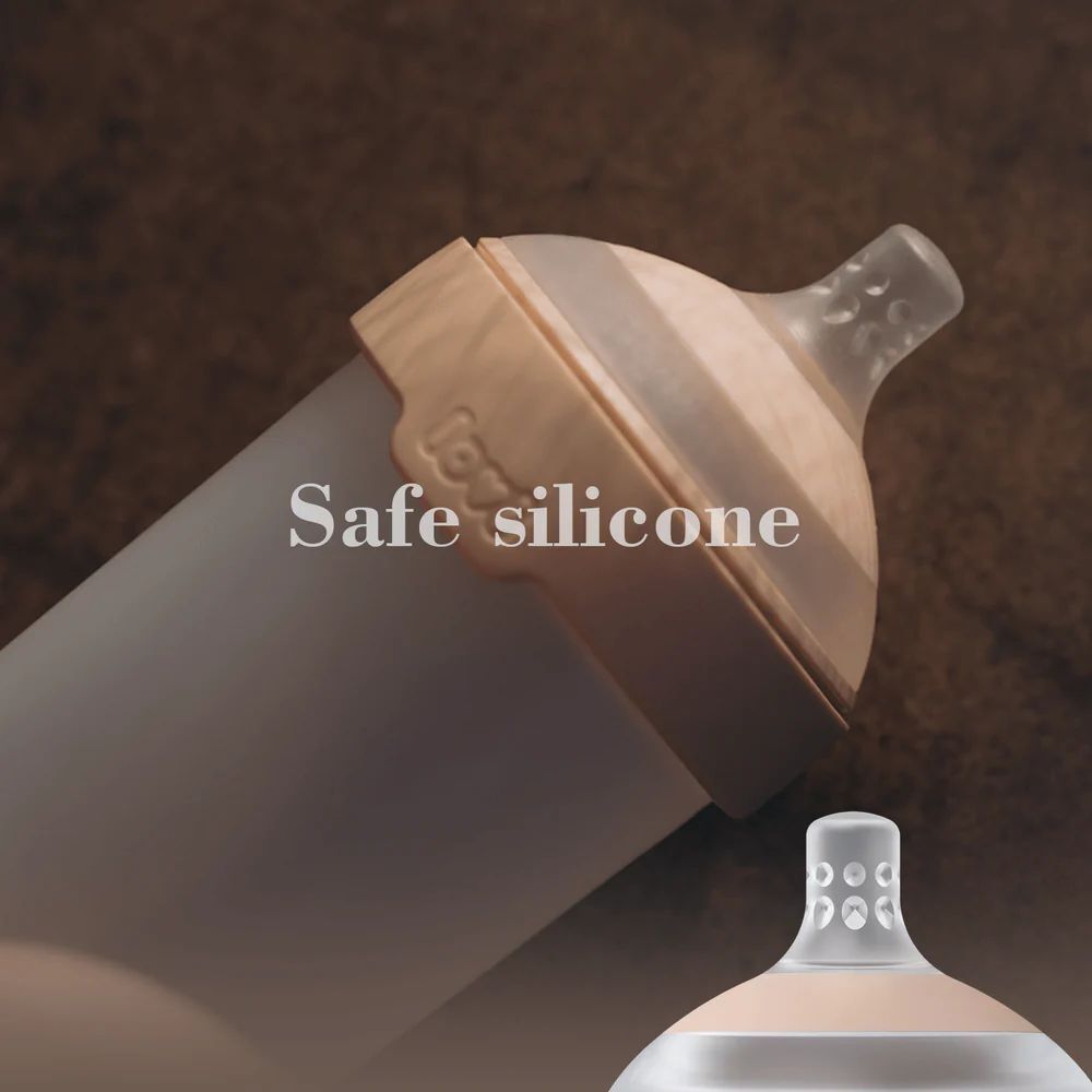 Nahaufnahme eines Saugers. Rosa Basis, transparenter Aufsatz. Text: Safe silicone.