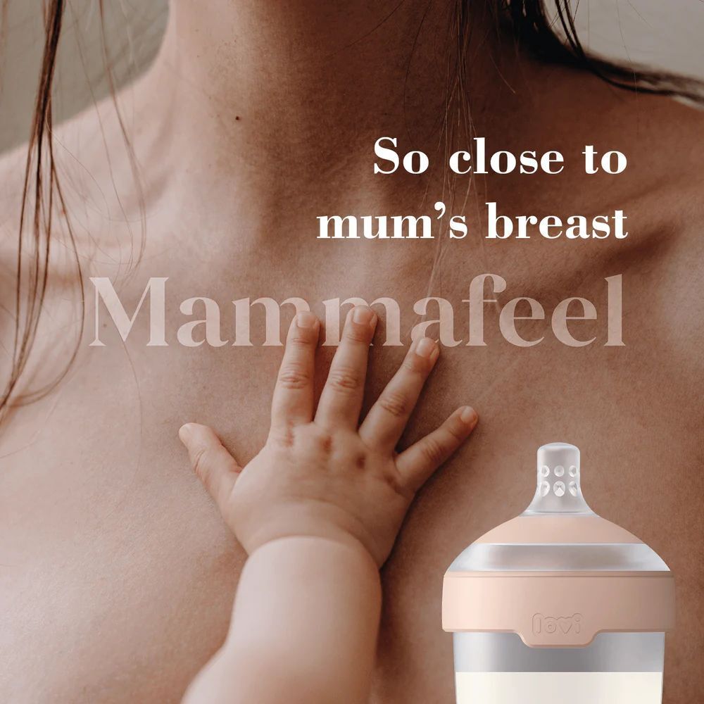 Babyhand berührt Brust. Sauger im Hintergrund. Text: So close to mum's breast, Mammalfeel.