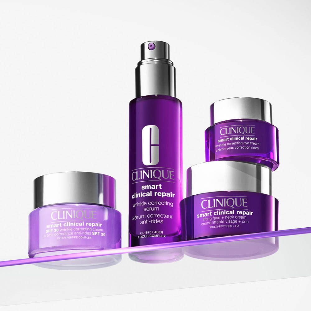 Clinique Smart Clinical Repair: Serum und Cremes in violetten Tiegeln und Flaschen mit Pumpspender.