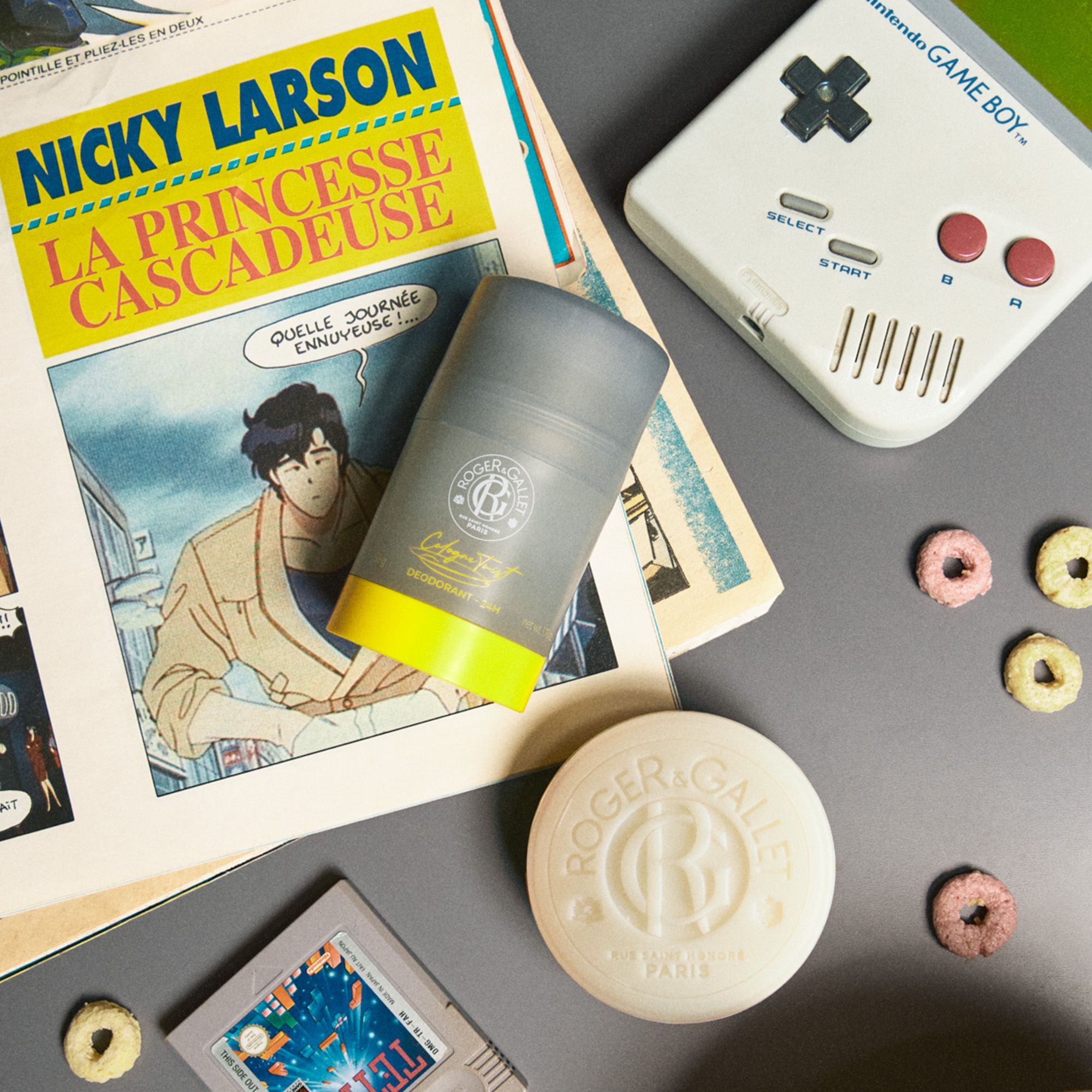 Boîte grise. "Roger & Gallet Cologne Twist" sur la boîte.