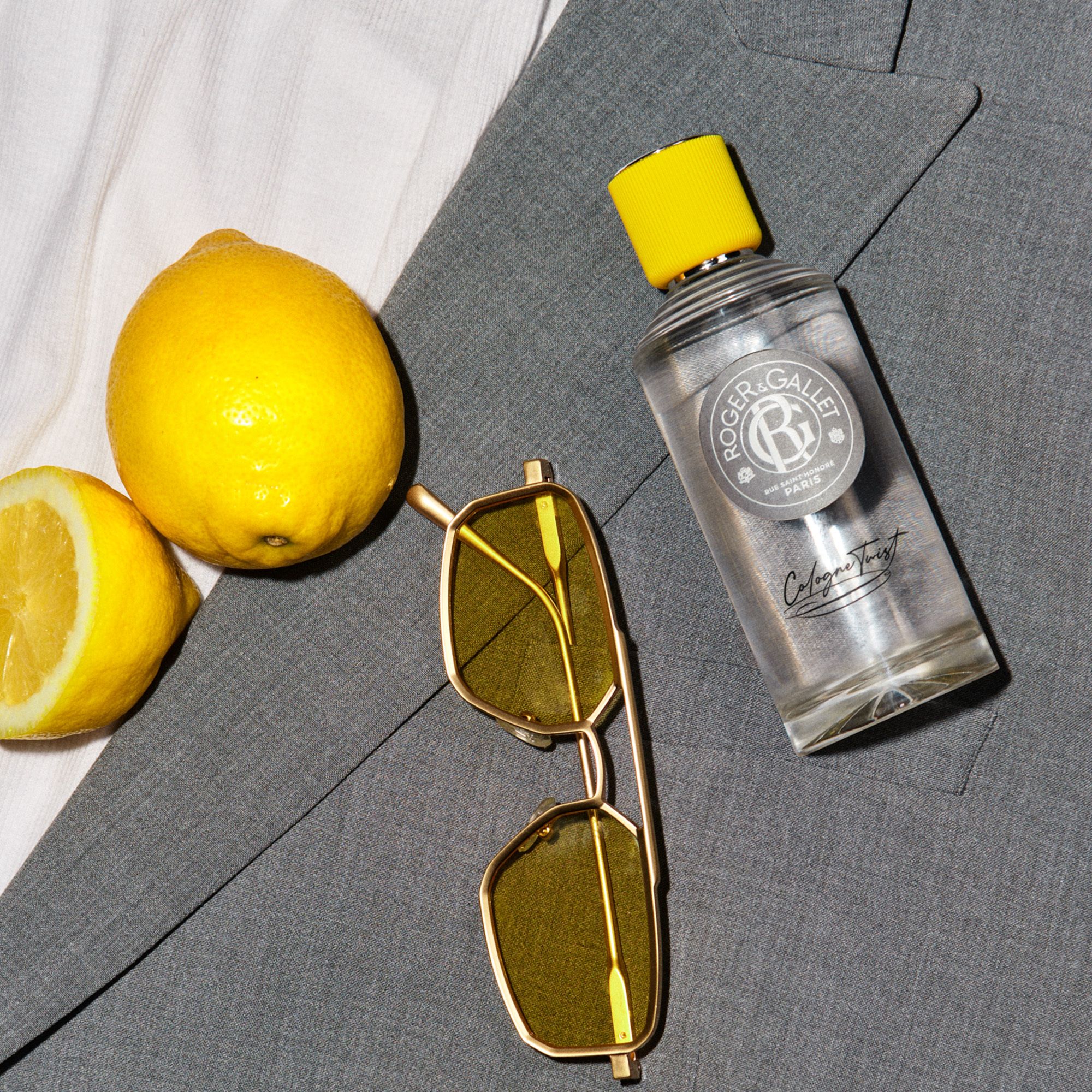 Dos de la boîte. Boîte grise avec texte et logo.