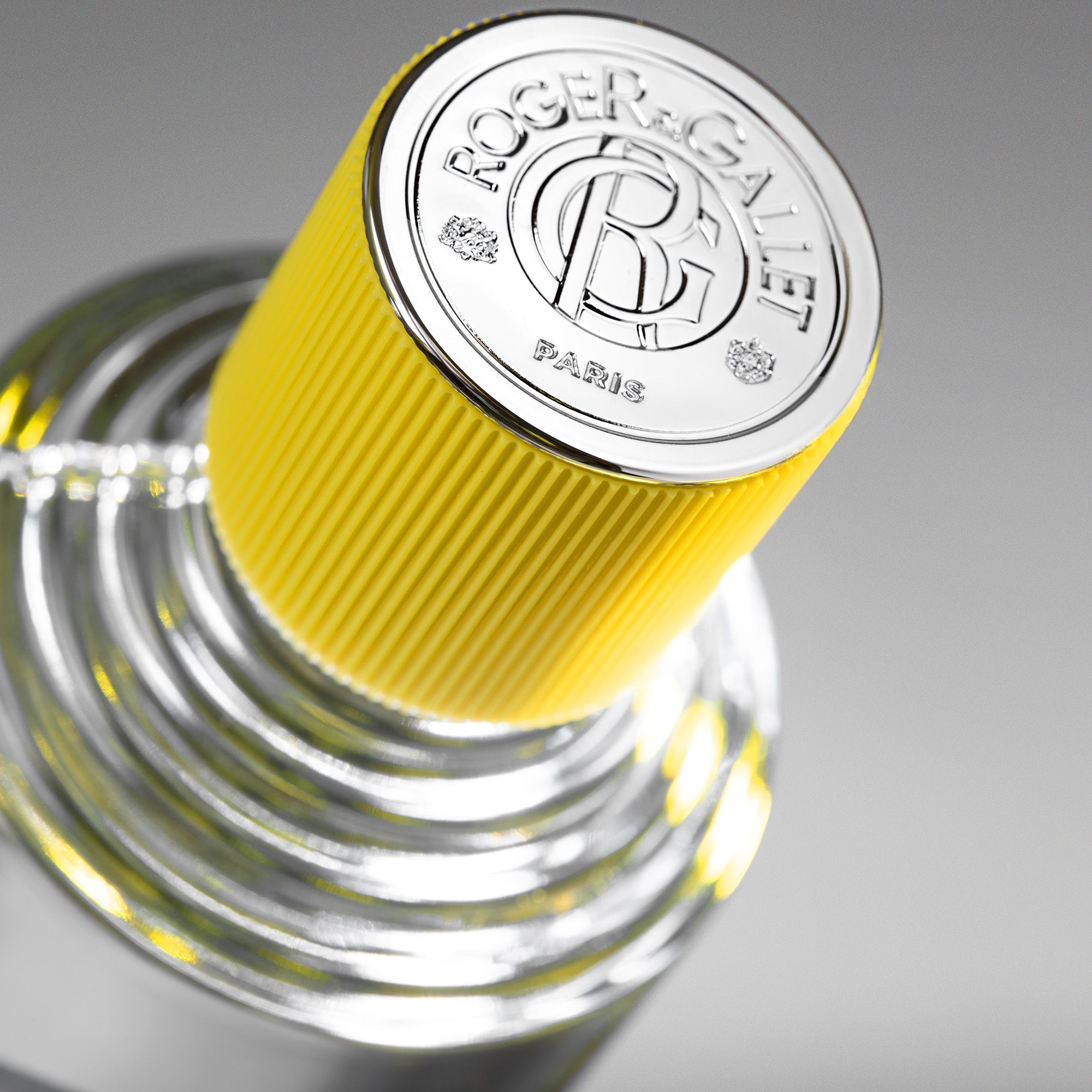 Dos de la boîte. Boîte grise avec texte et logo.