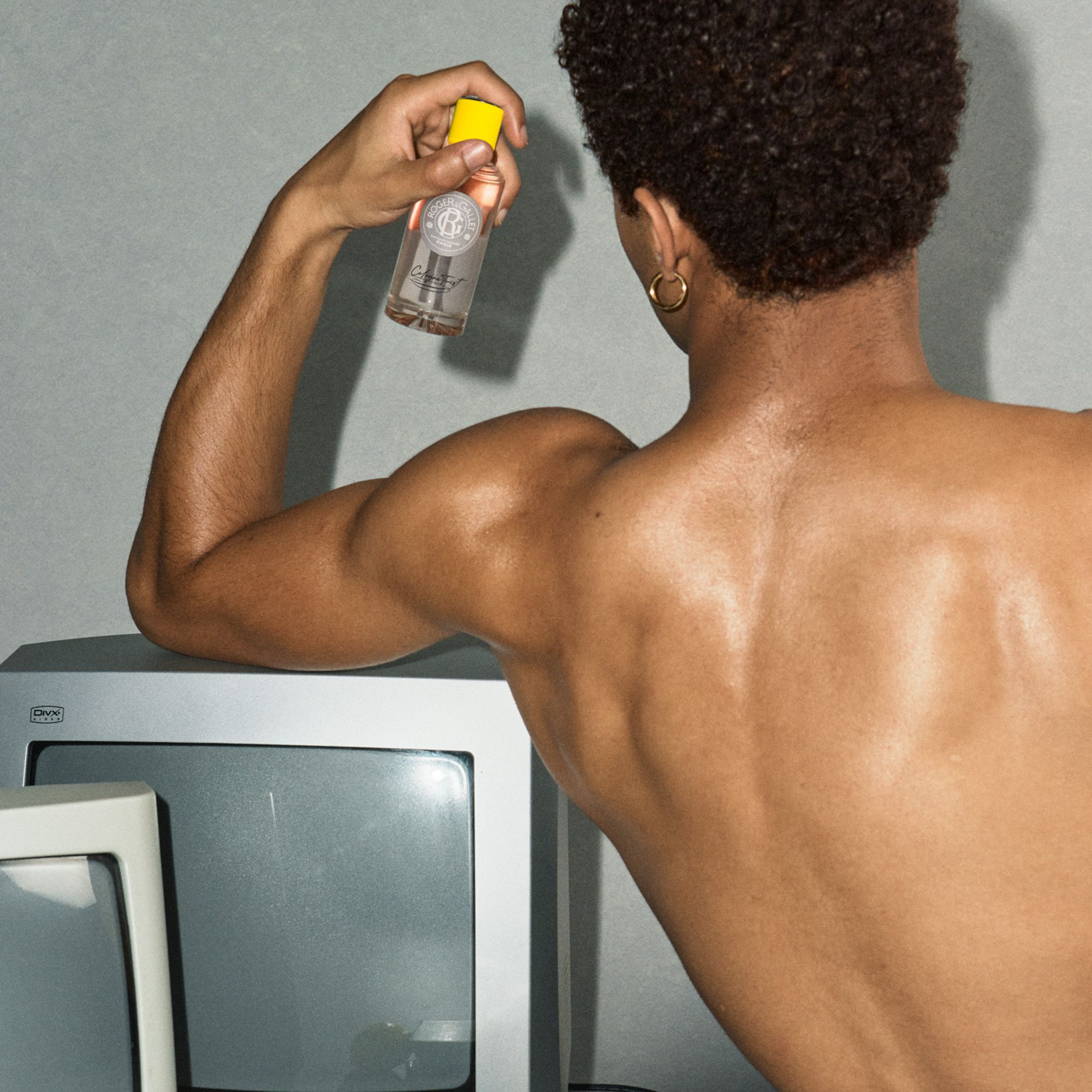 Face avant de la boîte. Boîte grise avec logo et texte.