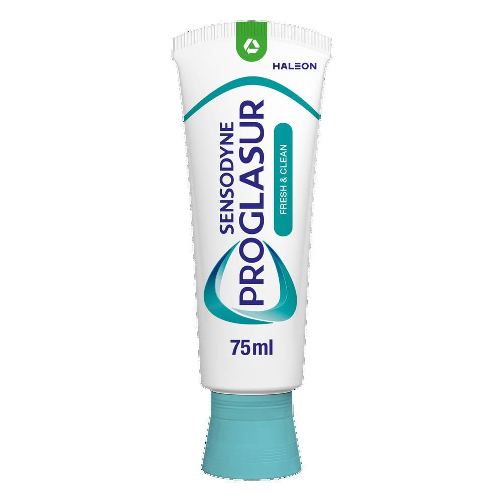 Tube de dentifrice Sensodyne Proglasur, 75ml. Texte : Fresh & Clean. Design bleu et blanc. Marquage vert.