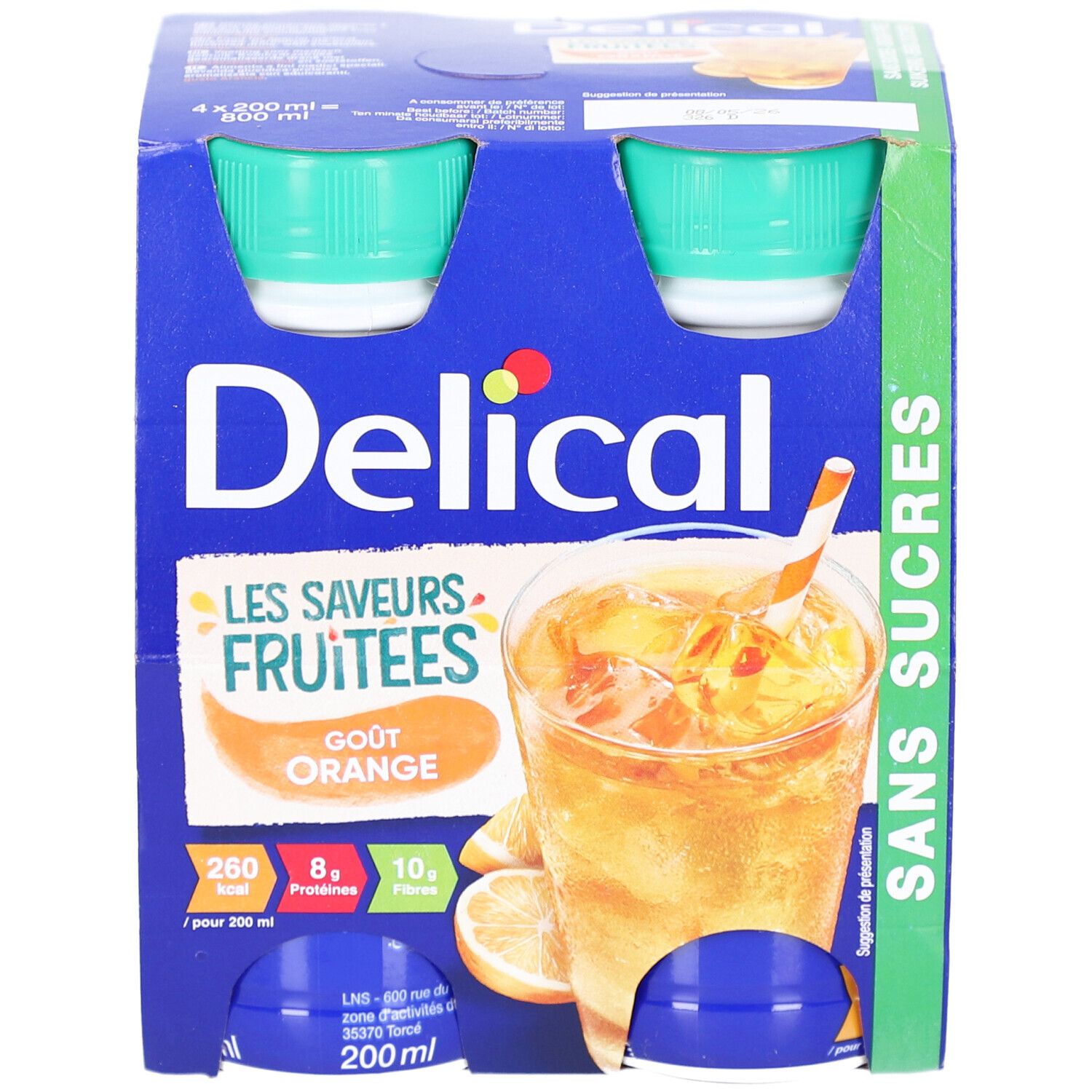Packung mit vier Flaschen Delical, Geschmack Orange. Blaue Verpackung, grüne Deckel. Getränke-Illustration.