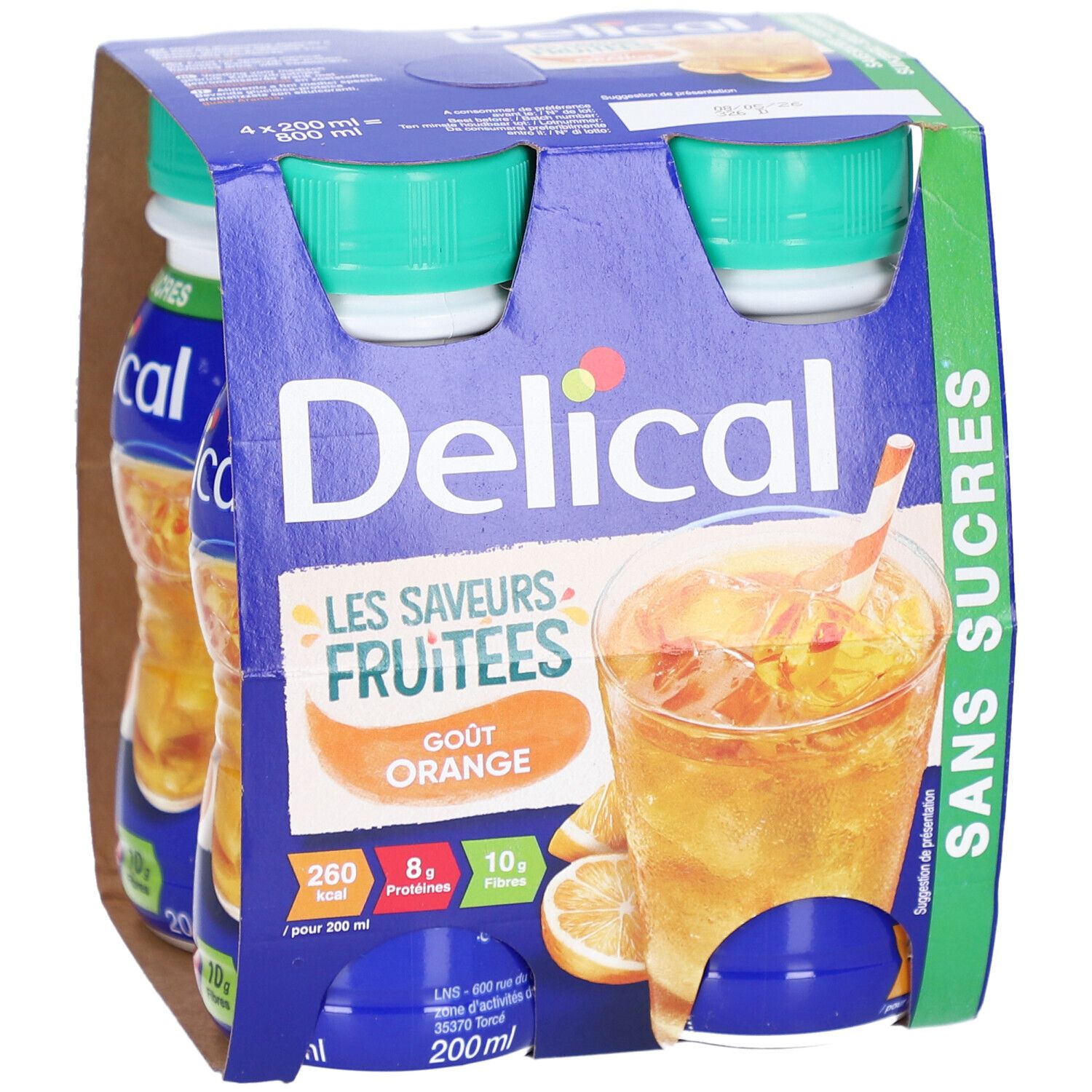 Packung mit vier Flaschen Delical, Geschmack Orange. Blaue Verpackung, grüne Deckel. Getränke-Illustration.