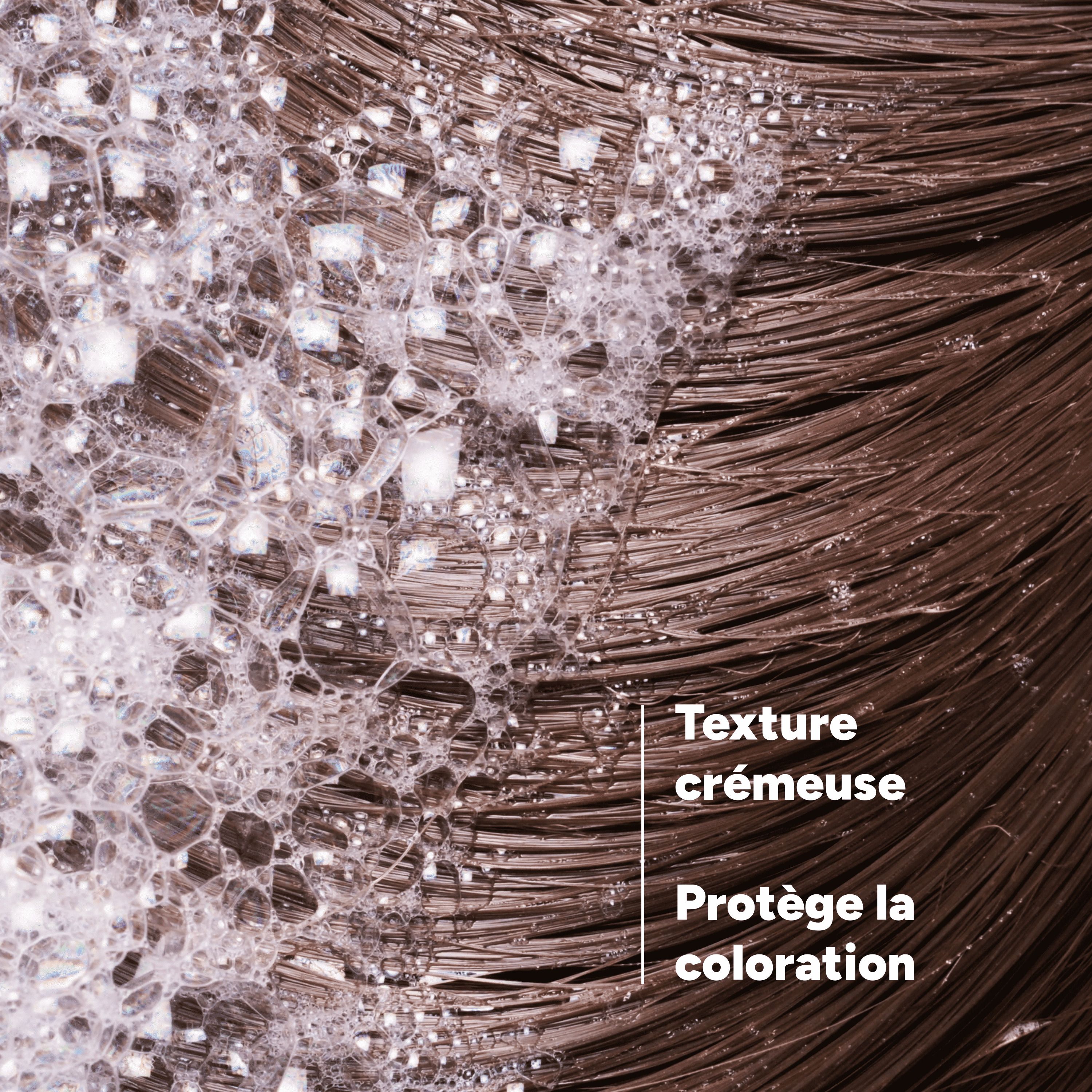 Cheveux recouverts de mousse. Texte: texture crémeuse, protège la coloration.