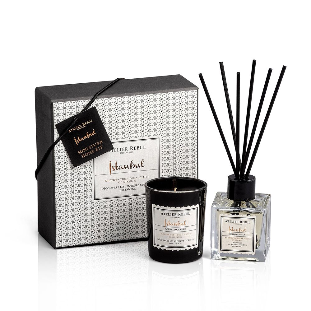 Coffret cadeau avec bougie, diffuseur et boîte. Bougie noire et diffuseur avec bâtonnets noirs. Boîte à motifs et étiquette.
