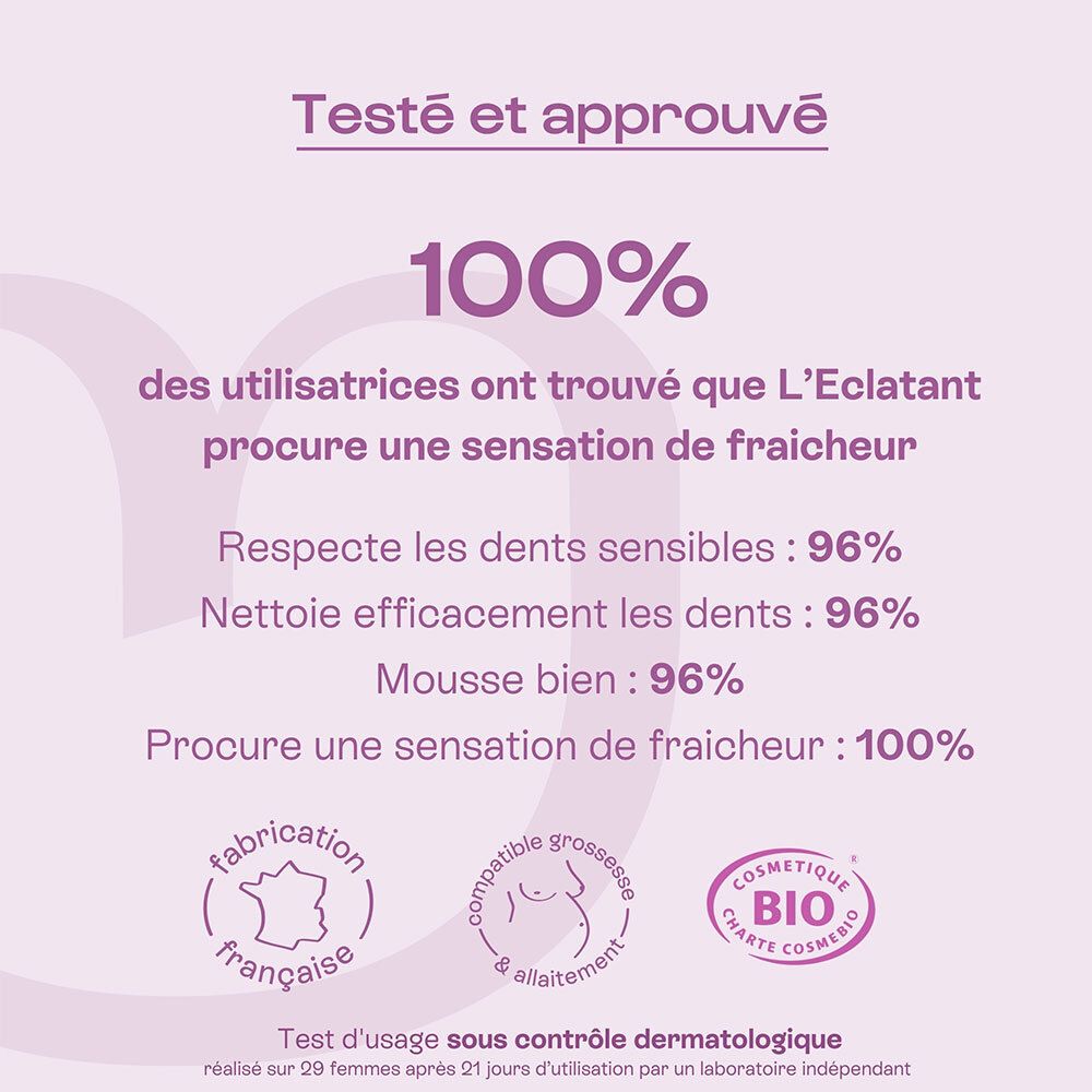 Femme se brossant les dents. Tube de dentifrice et brosse à dents visibles.
