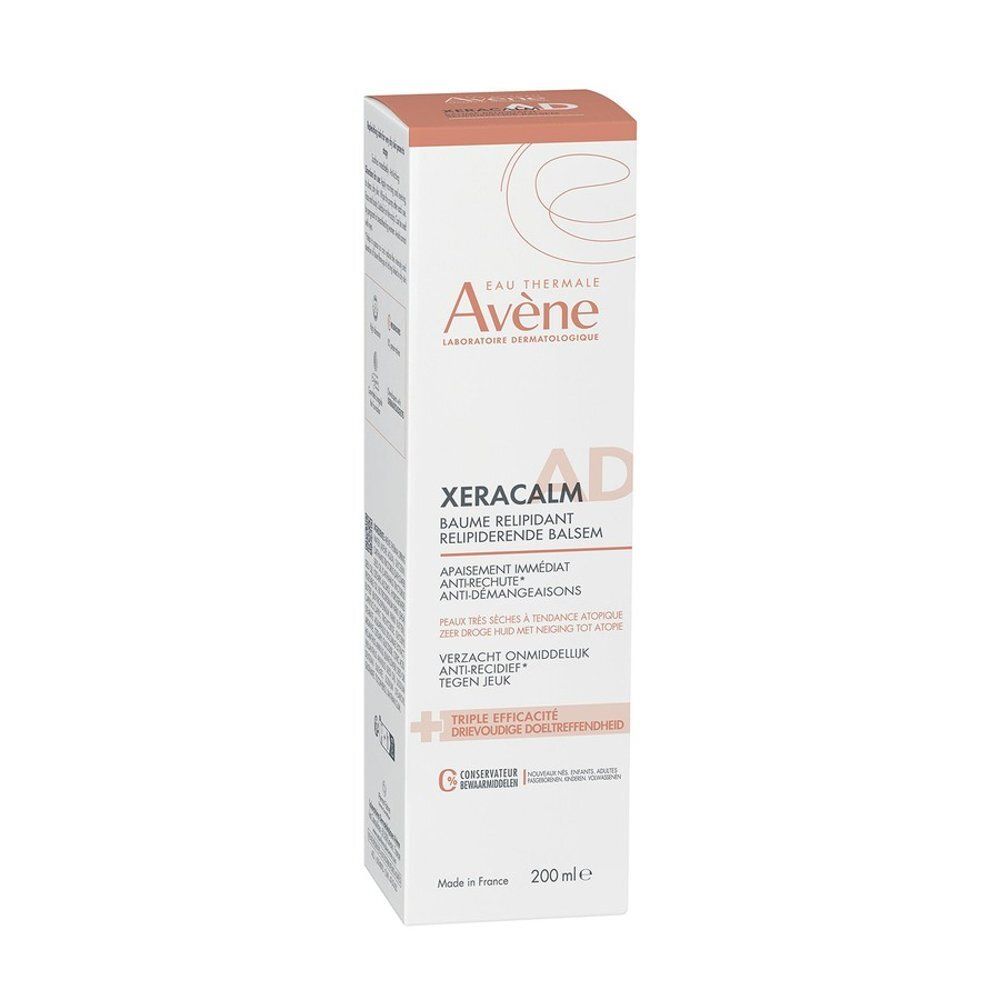 Boîte blanche. Inscription: Eau Thermale Avène, XeraCalm A.D, Baume, 200 ml. Couvercle orange.