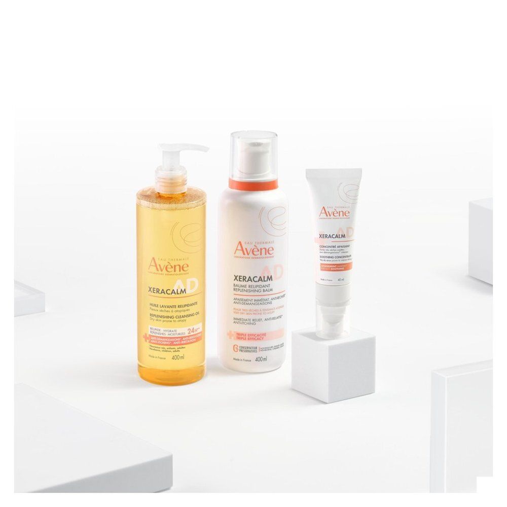 Trois produits. Eau Thermale Avène, XeraCalm A.D. Bouteille, spray, tube. Sur fond blanc.