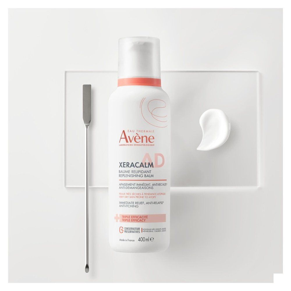 Flacon et crème. Inscription: Eau Thermale Avène, XeraCalm A.D, Baume, 400 ml. Spatule.