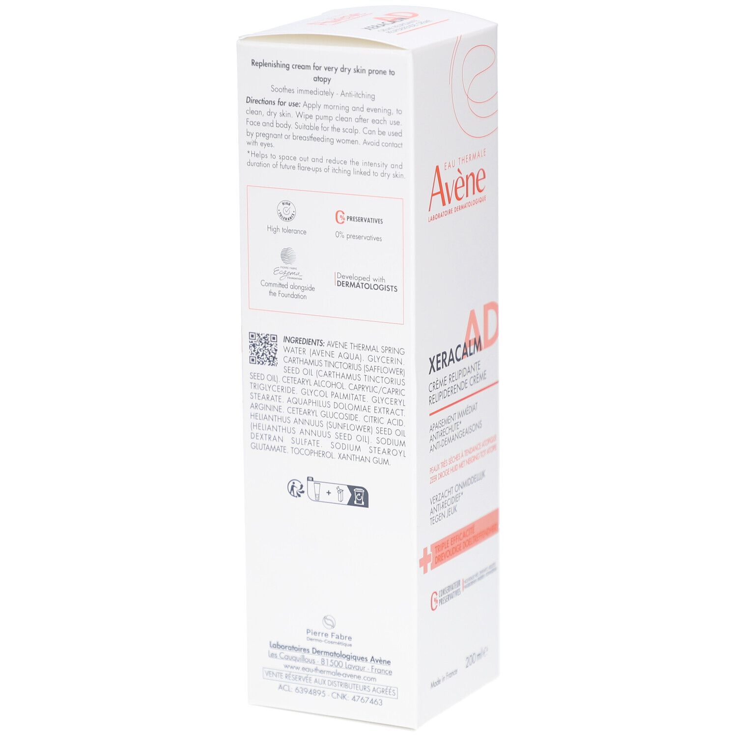 Rückseite der Avène Xeracalm AD Crème Relipidante Verpackung. Text und Inhaltsstoffe. QR-Code und Dermatologen-Siegel.